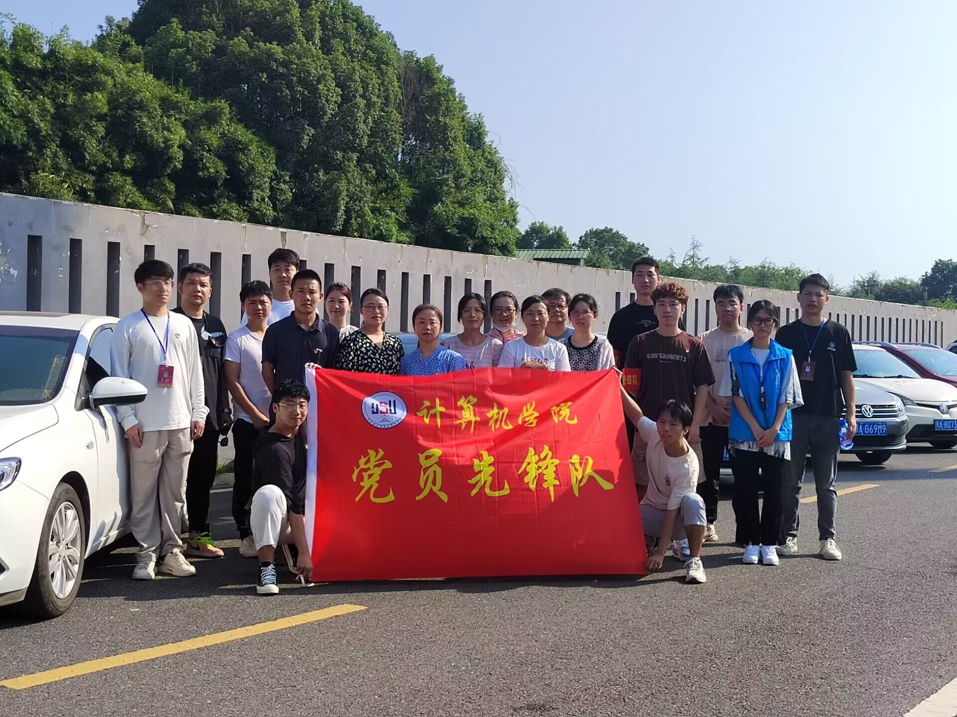 教工党员和学生志愿者党员合影.jpg