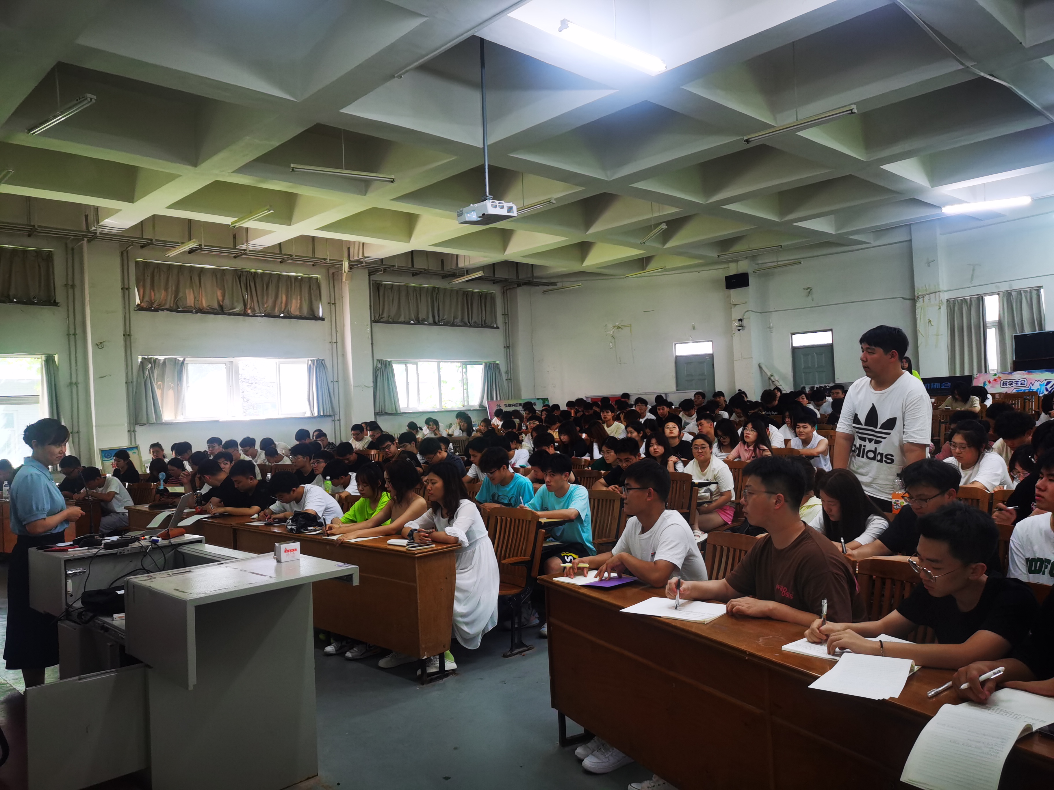 学生发言.jpg