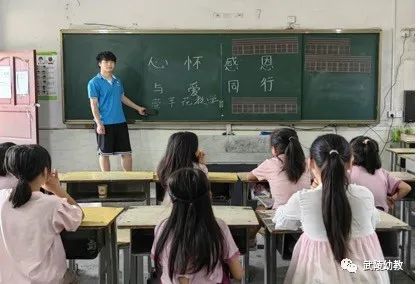 志愿者为小朋友们讲述感恩的意义.jpg 志愿者为小朋友们讲述感恩的意义.jpg