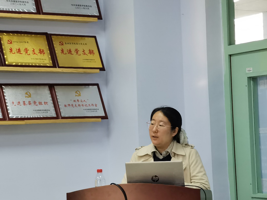 图3-潘悦做《ELISA实验技巧与常见问题解答》讲座.jpg 图3-潘悦做《ELISA实验技巧与常见问题解答》讲座.jpg