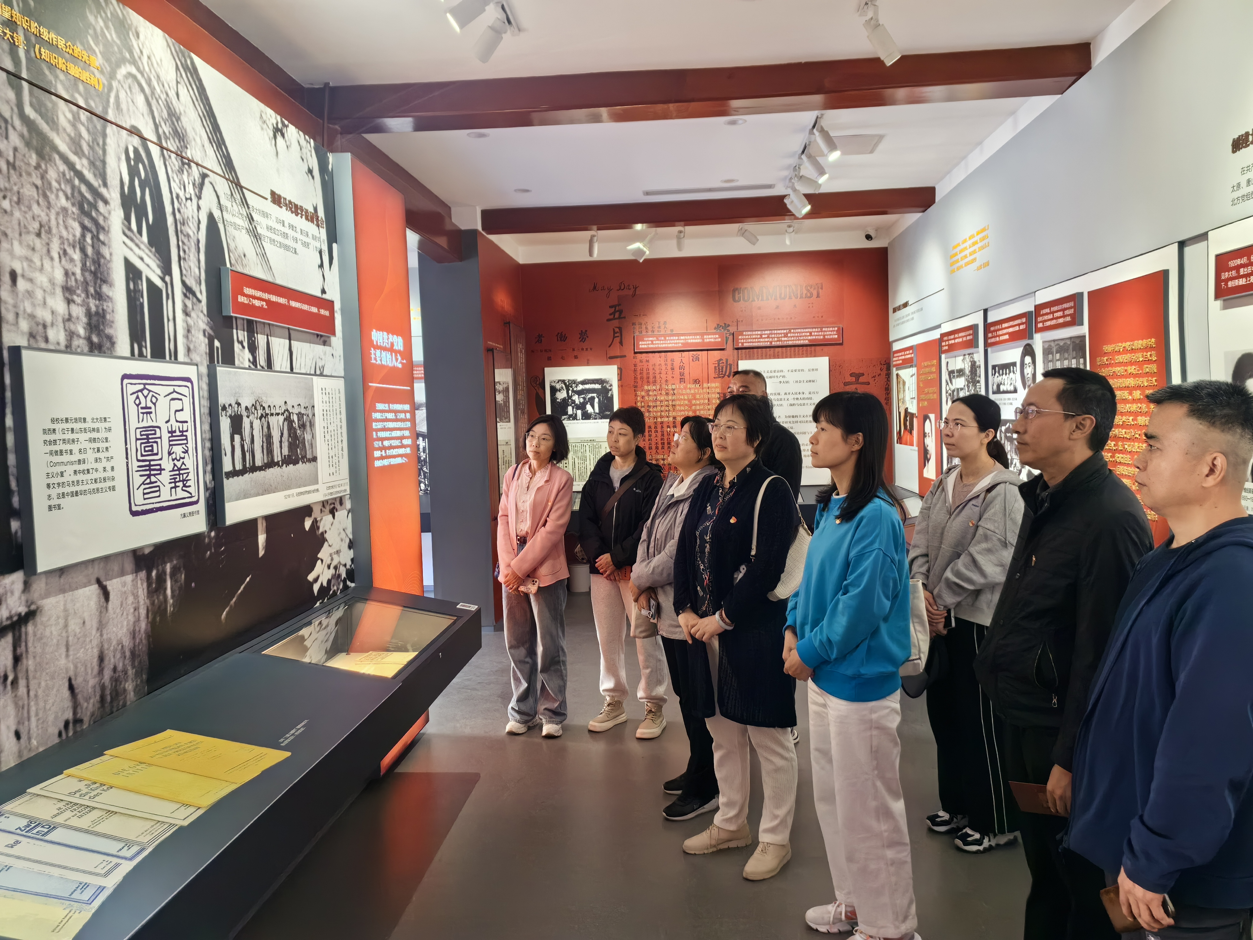 参观李大钊故居展览.jpg
