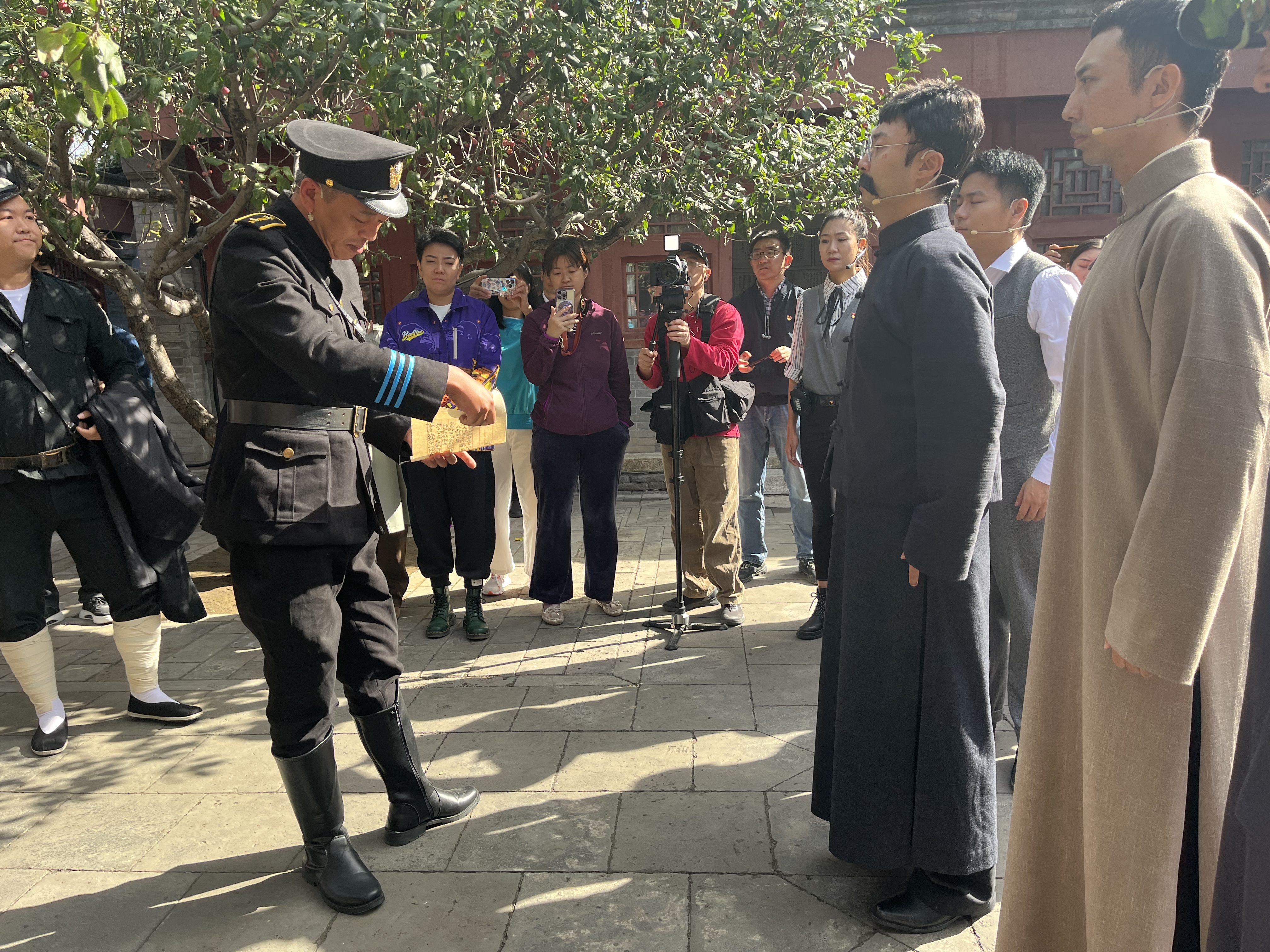 观看沉浸式导览剧《守常先生》1.jpg