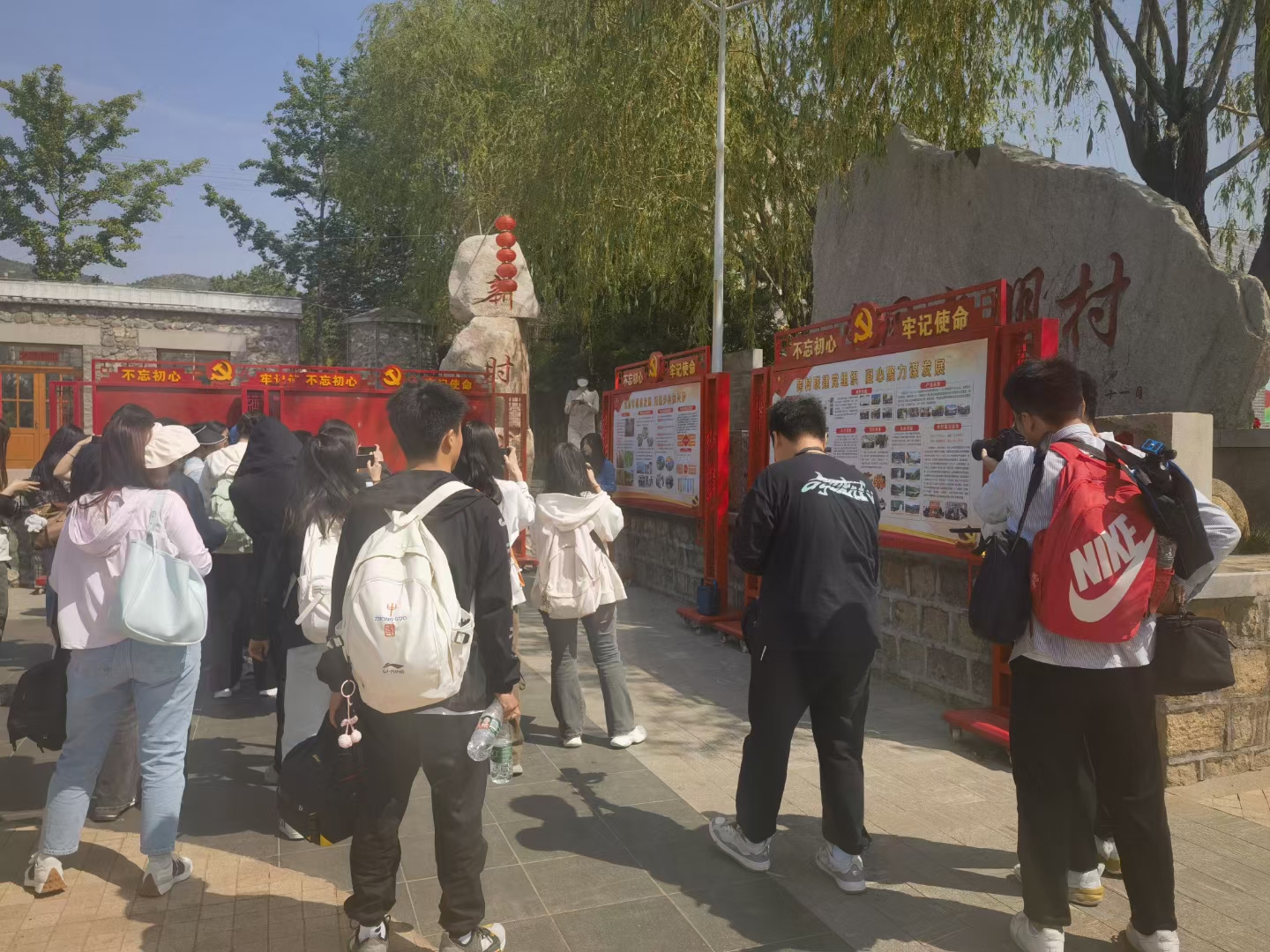 《新闻调查》课程学生在实习采访.jpg 《新闻调查》课程学生在实习采访.jpg