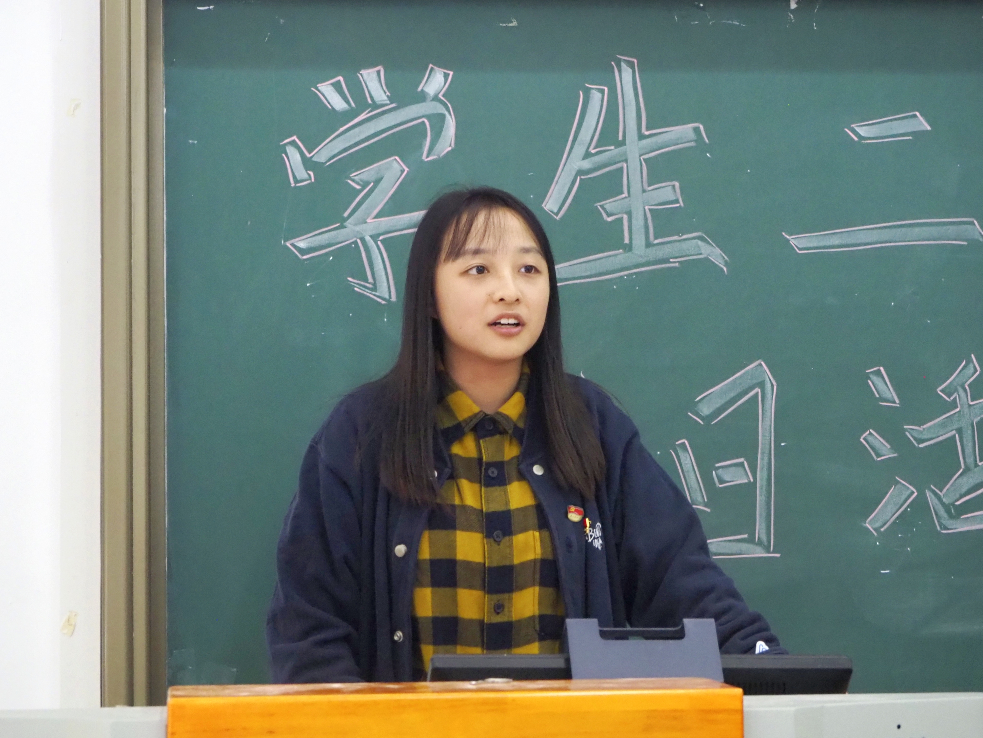 主持人.jpg 主持人.jpg