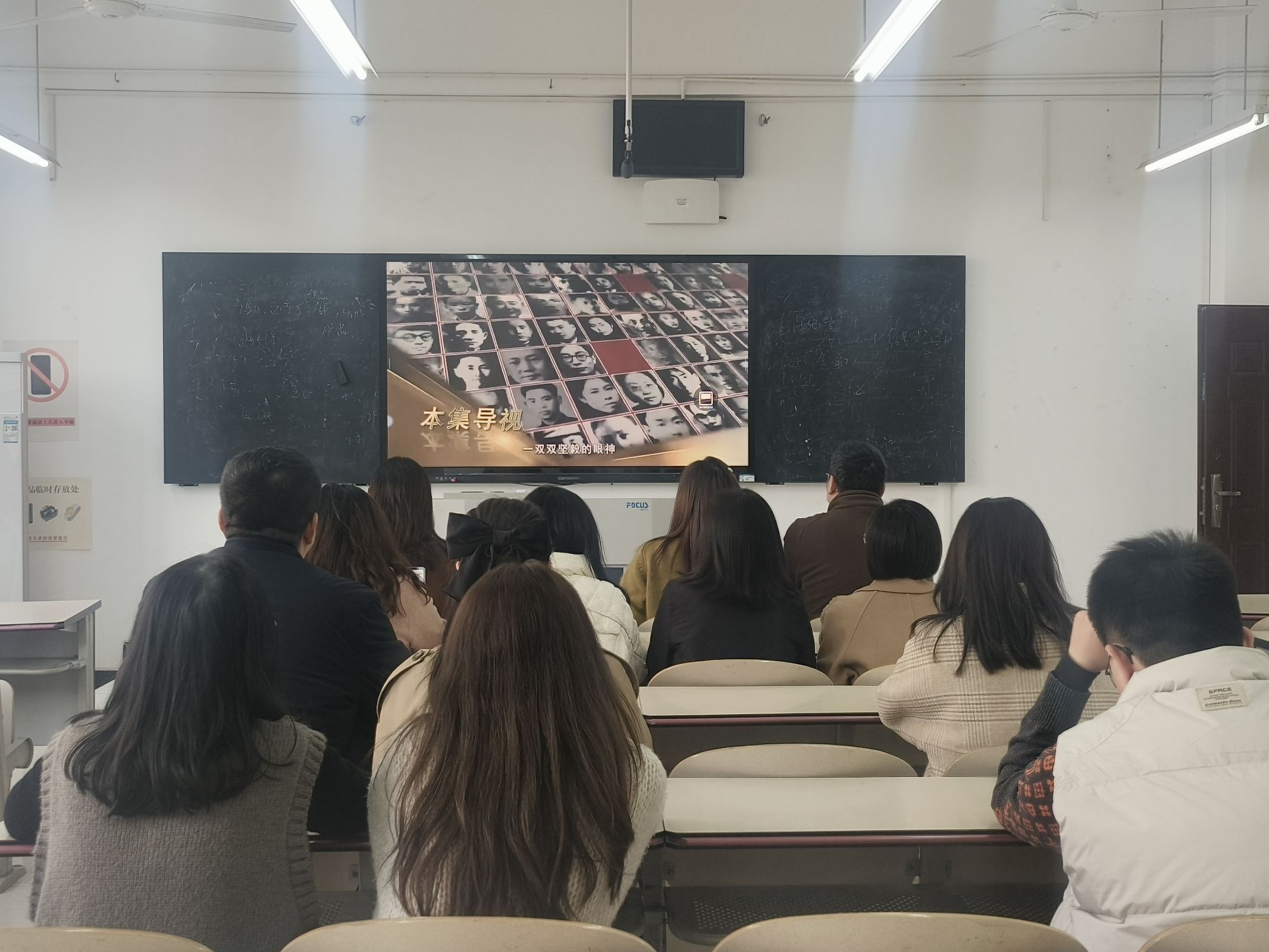 观看红岩英烈.jpg 观看红岩英烈.jpg