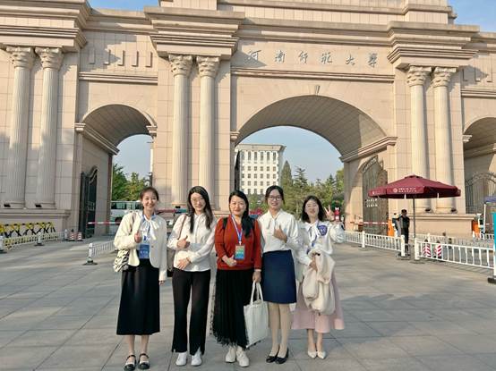侯云洁老师与参赛同学.png 侯云洁老师与参赛同学.png
