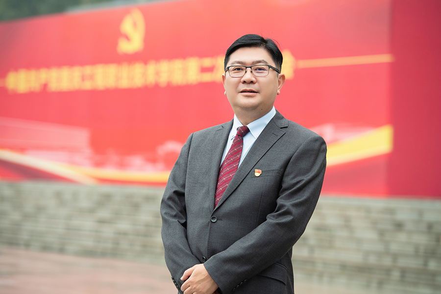 艺设学院党总支书记、院长 黄治国.jpg