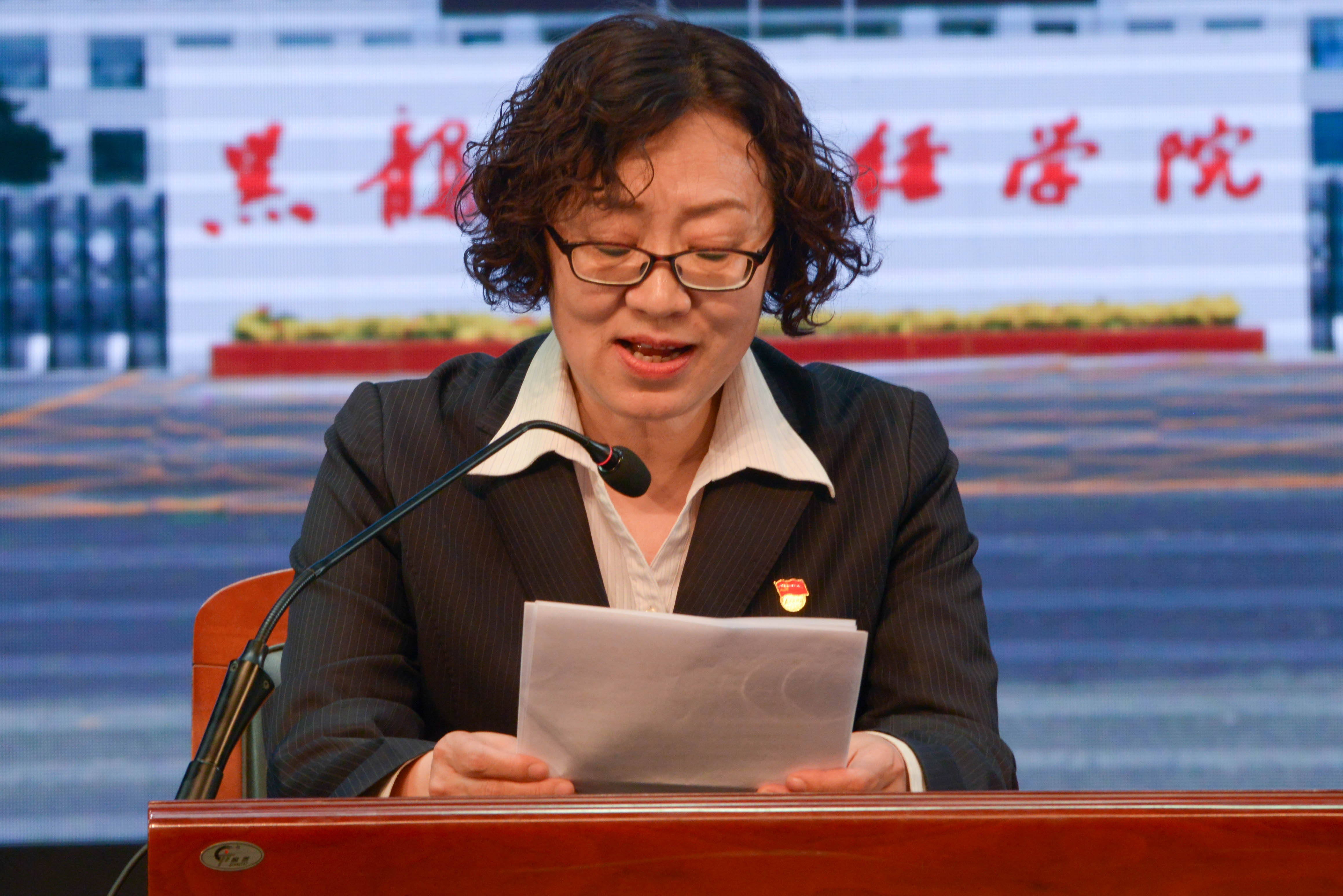 图2 党总支书记代晓霞做动员报告.jpg