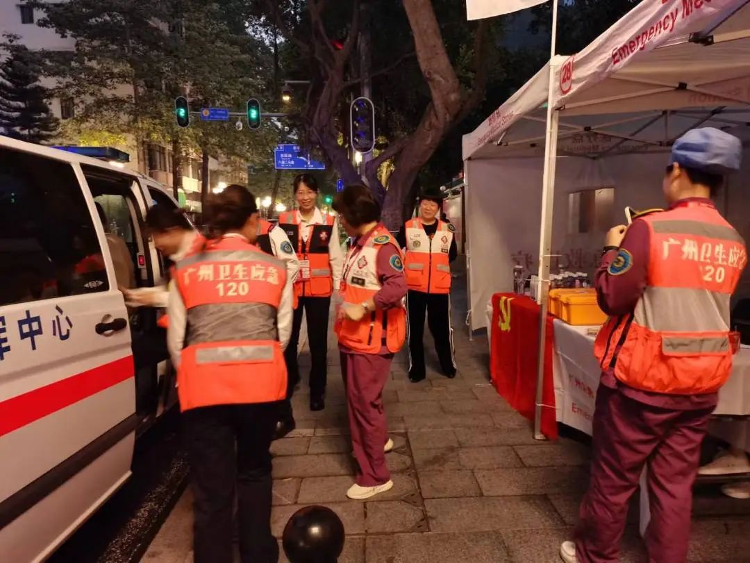 ▲清晨5时30分,中山一院医疗队准时到达医疗站点.jpg ▲清晨5时30分,中山一院医疗队准时到达医疗站点.jpg