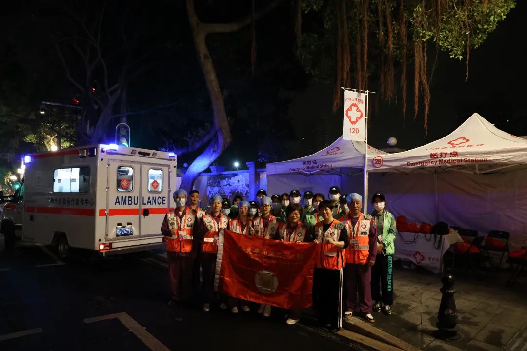 ▲中山一院医疗队布置医疗点.jpg ▲中山一院医疗队布置医疗点.jpg