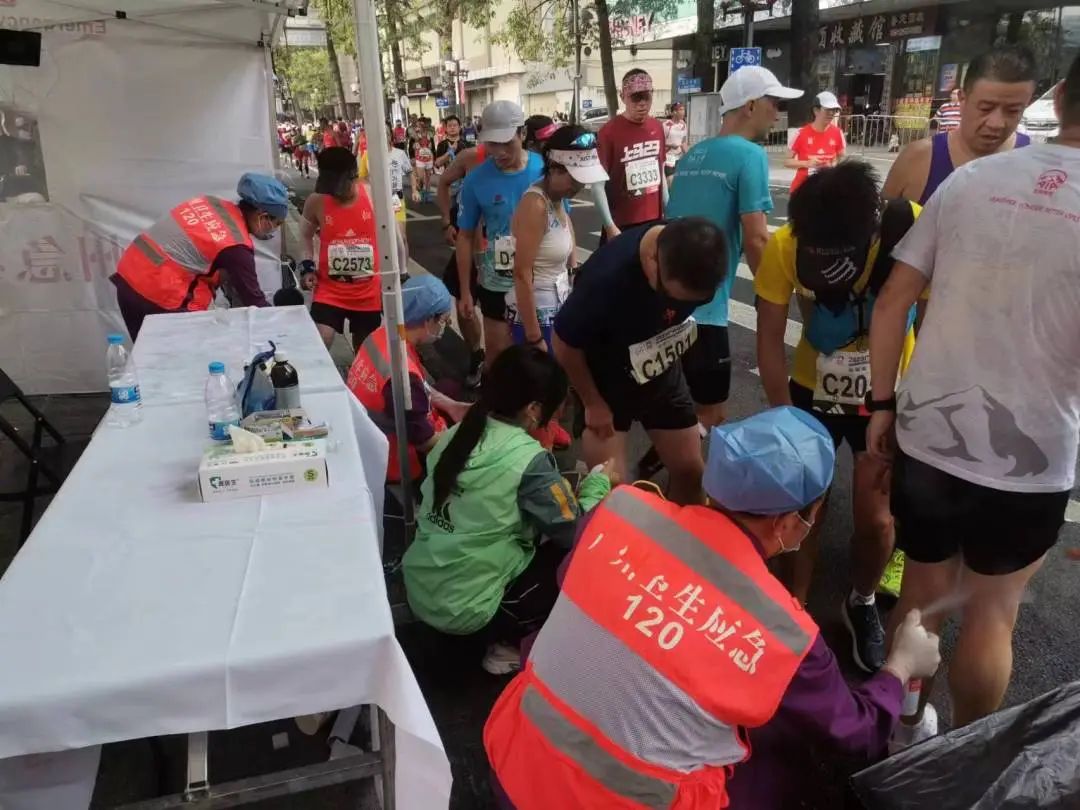 ▲医疗队员为受伤参赛者提供及时的救治.jpg ▲医疗队员为受伤参赛者提供及时的救治.jpg