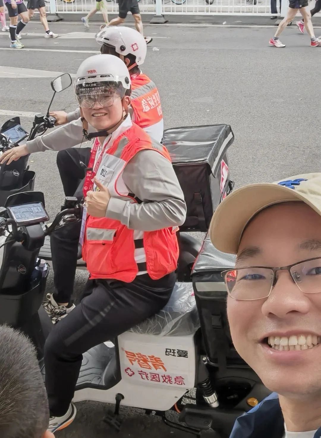 ▲马和硕住院医师、刘子健住院医师担任骑行救护医生.jpg ▲马和硕住院医师、刘子健住院医师担任骑行救护医生.jpg