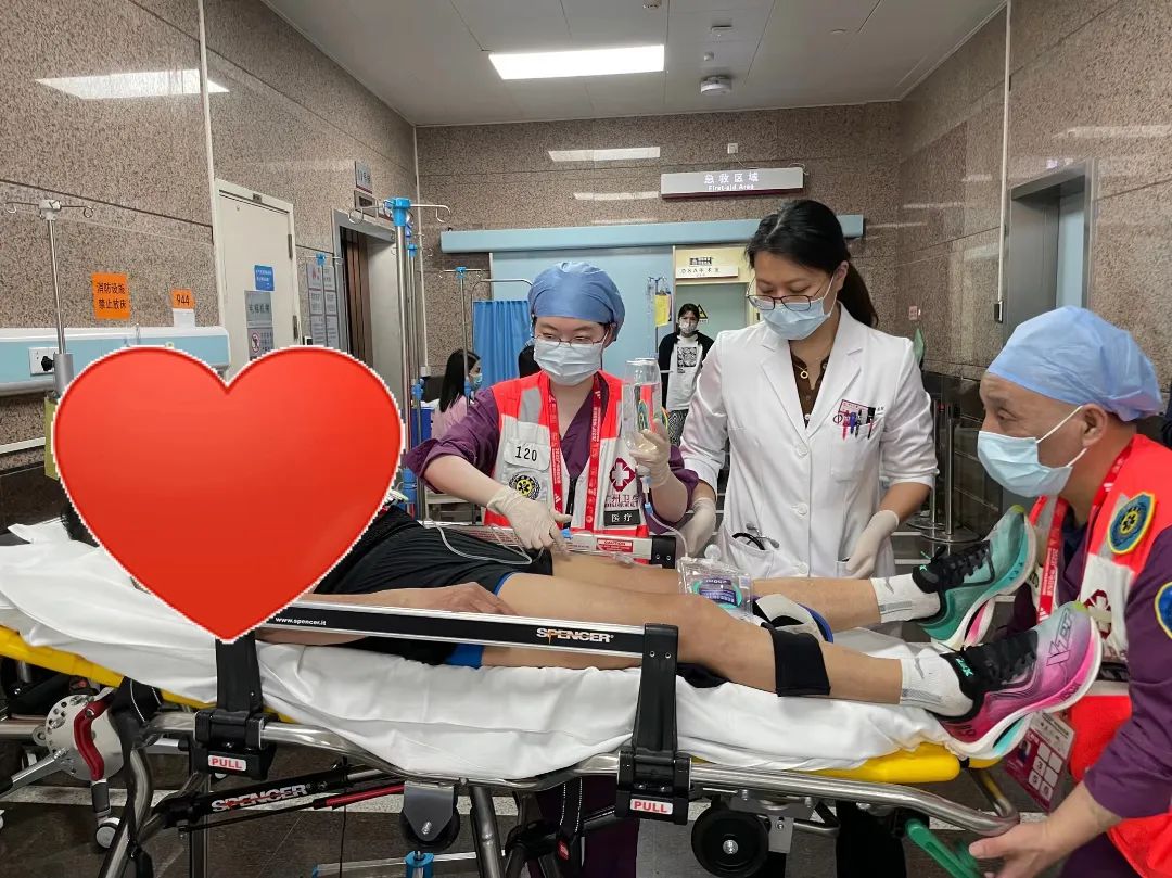▲中山一院医务人员迅速救治患者.jpg ▲中山一院医务人员迅速救治患者.jpg