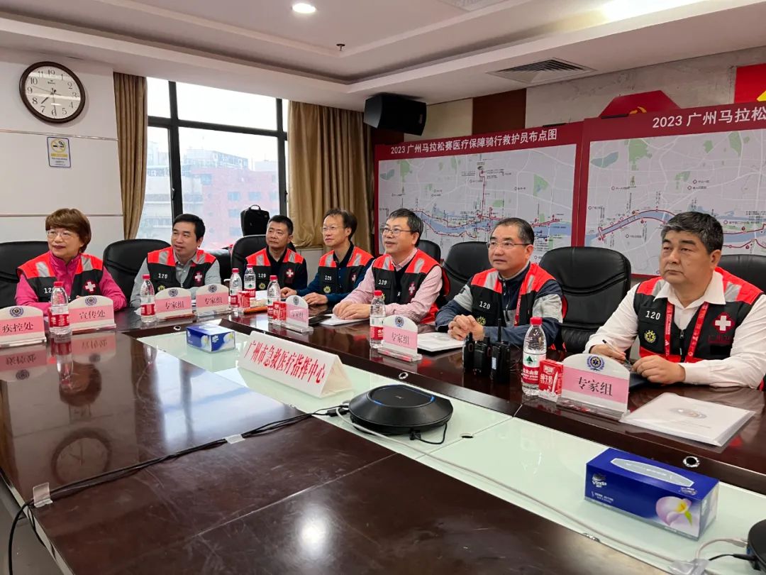 ▲詹红教授(左一)在广州120急诊医疗指挥中心指导工作.jpg ▲詹红教授(左一)在广州120急诊医疗指挥中心指导工作.jpg
