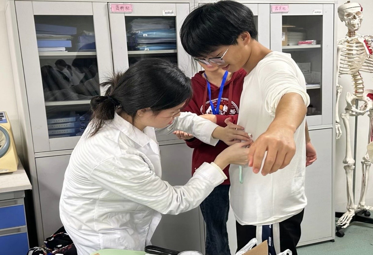学生开展腰臀围信息采集.jpg 学生开展腰臀围信息采集.jpg