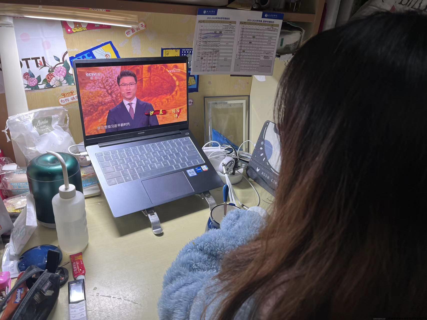 图为戴忆楠观看节目照片.jpg 图为戴忆楠观看节目照片.jpg