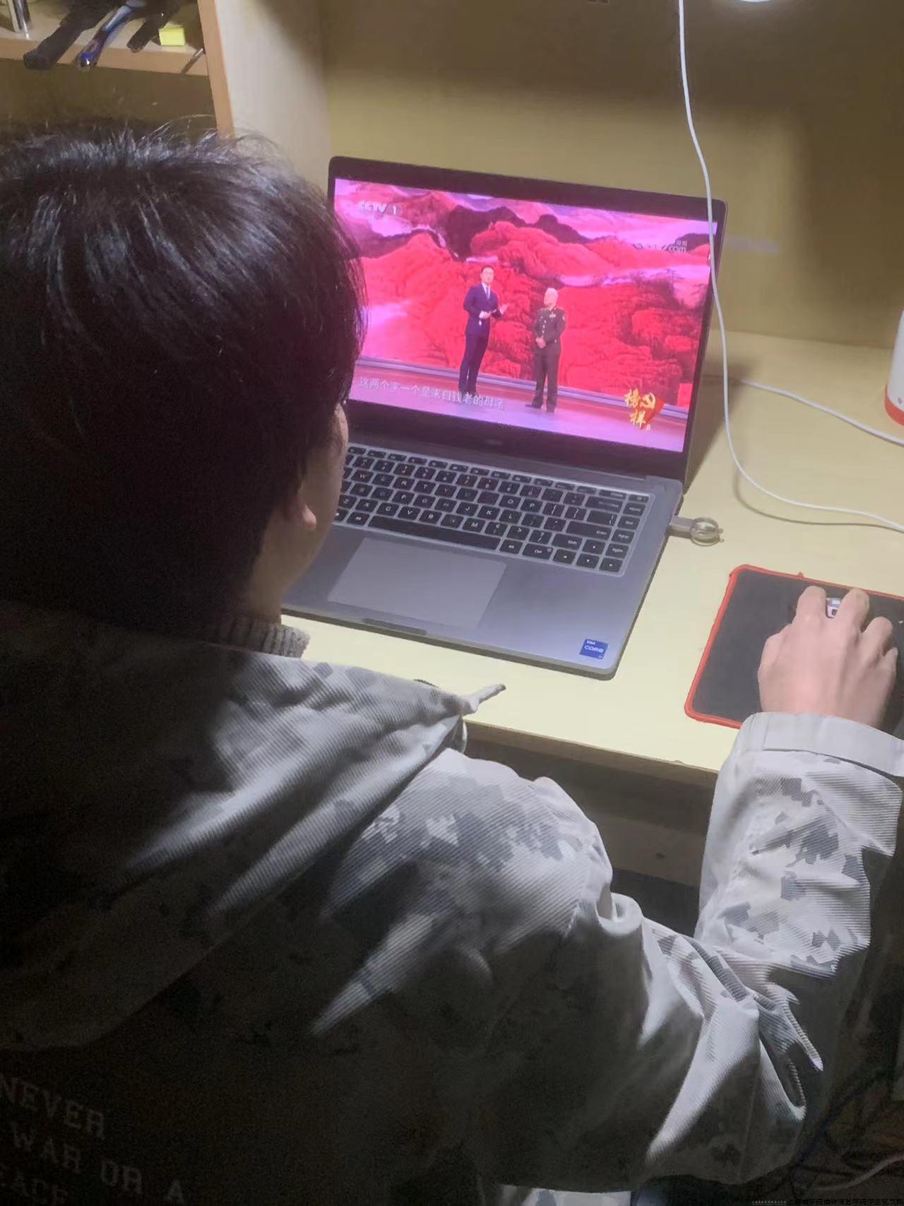 图为刘营观看节目照片.jpg 图为刘营观看节目照片.jpg