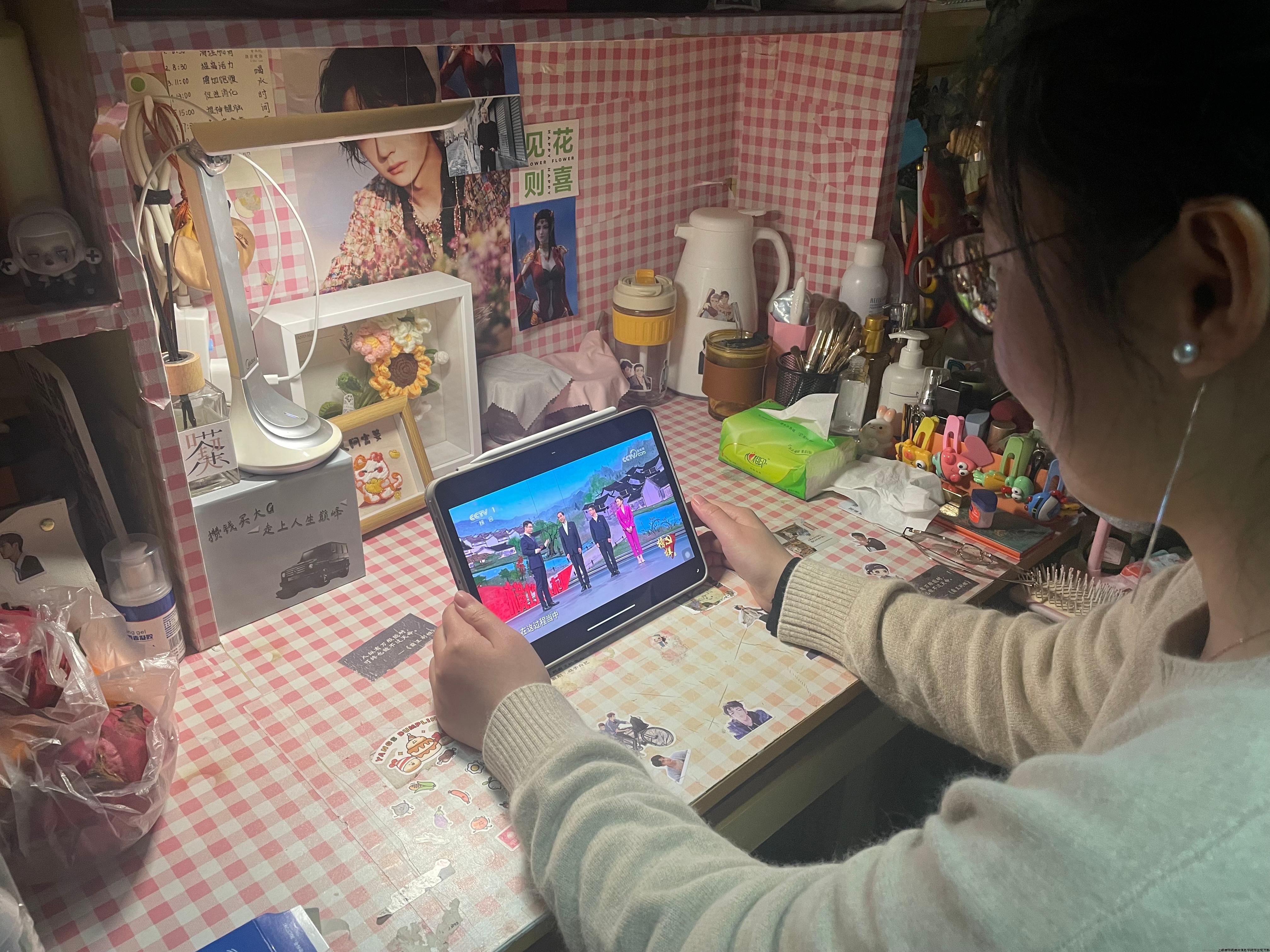 图为夏梦瑶观看节目照片.jpg 图为夏梦瑶观看节目照片.jpg