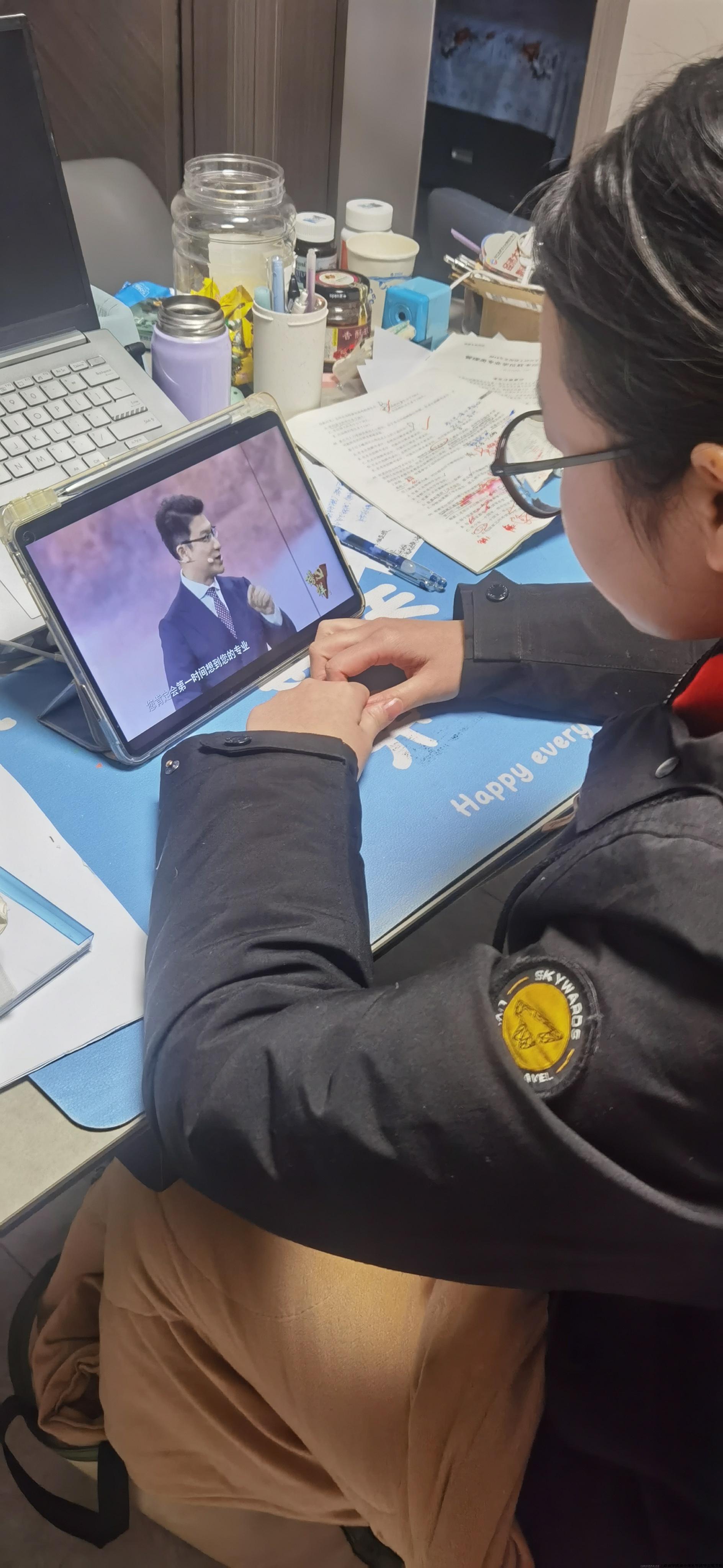 图为周逸欣观看节目照片.jpg 图为周逸欣观看节目照片.jpg