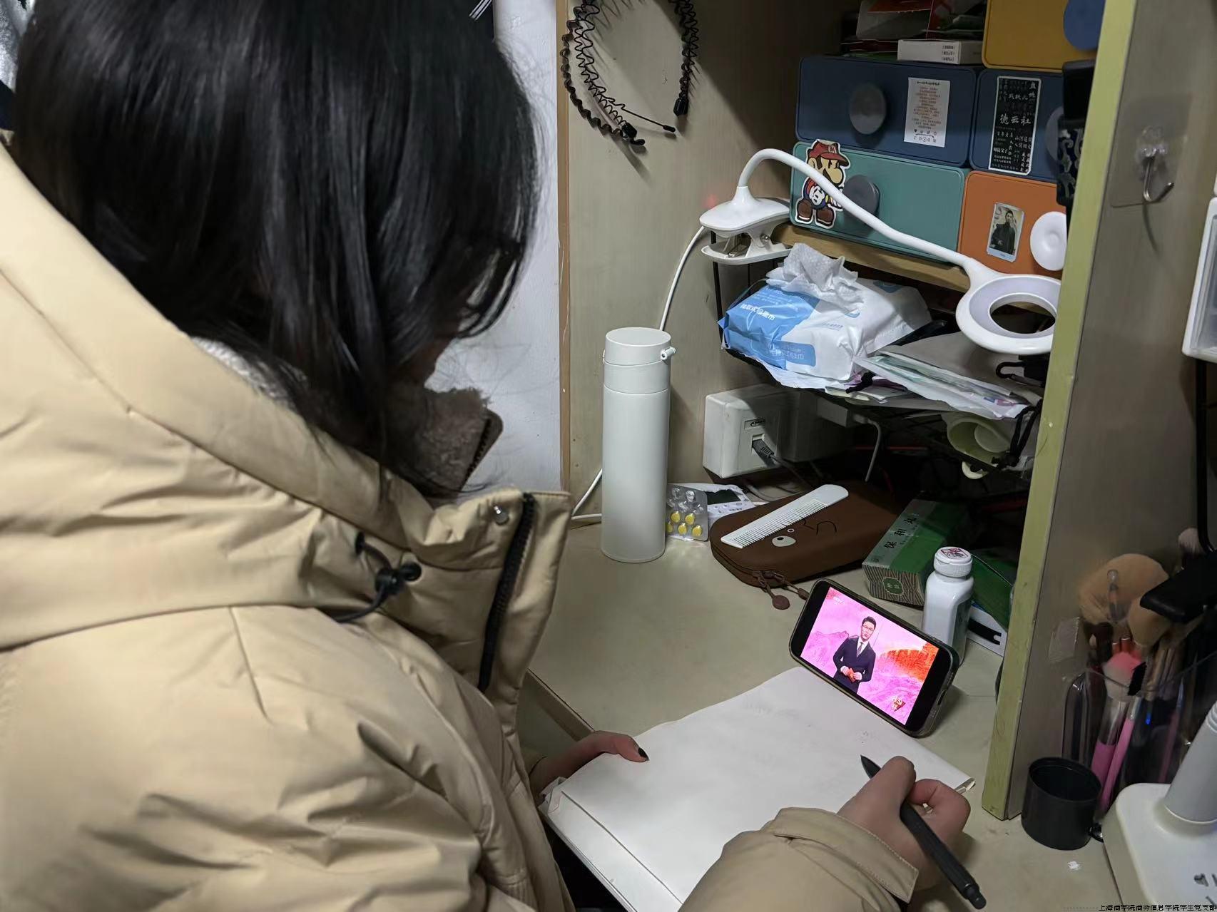 图为张贝瑶观看节目照片.jpg 图为张贝瑶观看节目照片.jpg