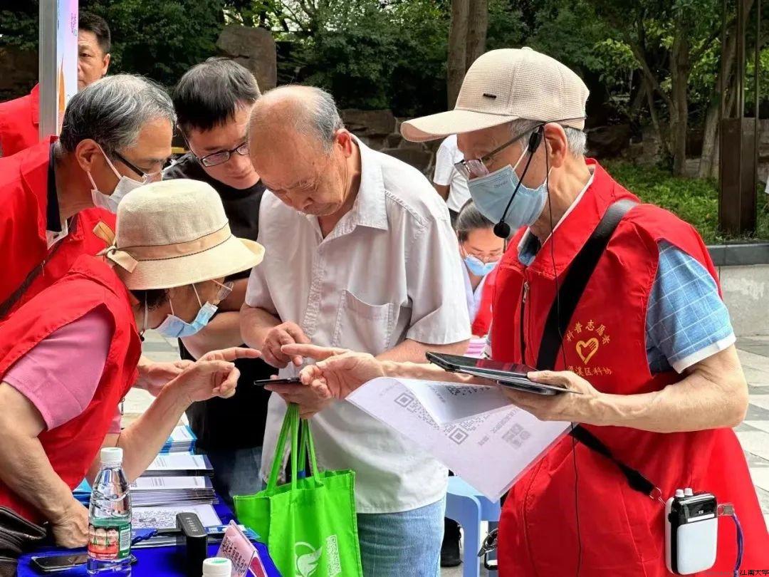 姚鸿滨参与志愿者服务.jpg 姚鸿滨参与志愿者服务.jpg