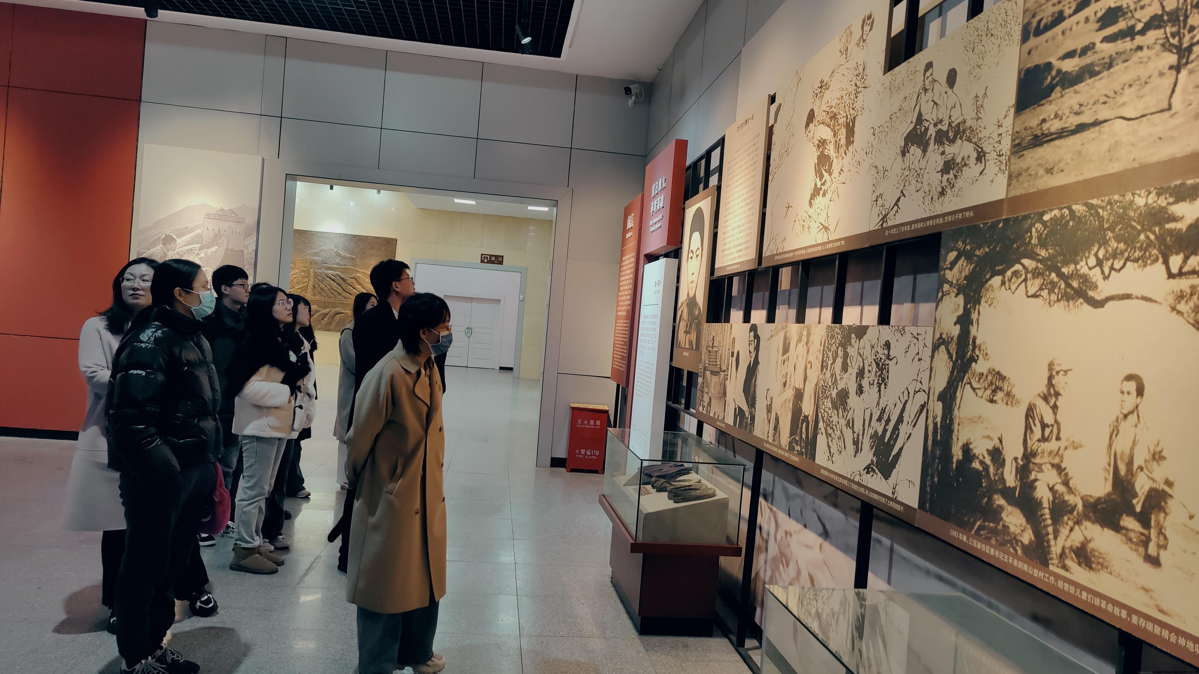 图1-党员同志们认真学习董存瑞烈士的英雄事迹.jpg