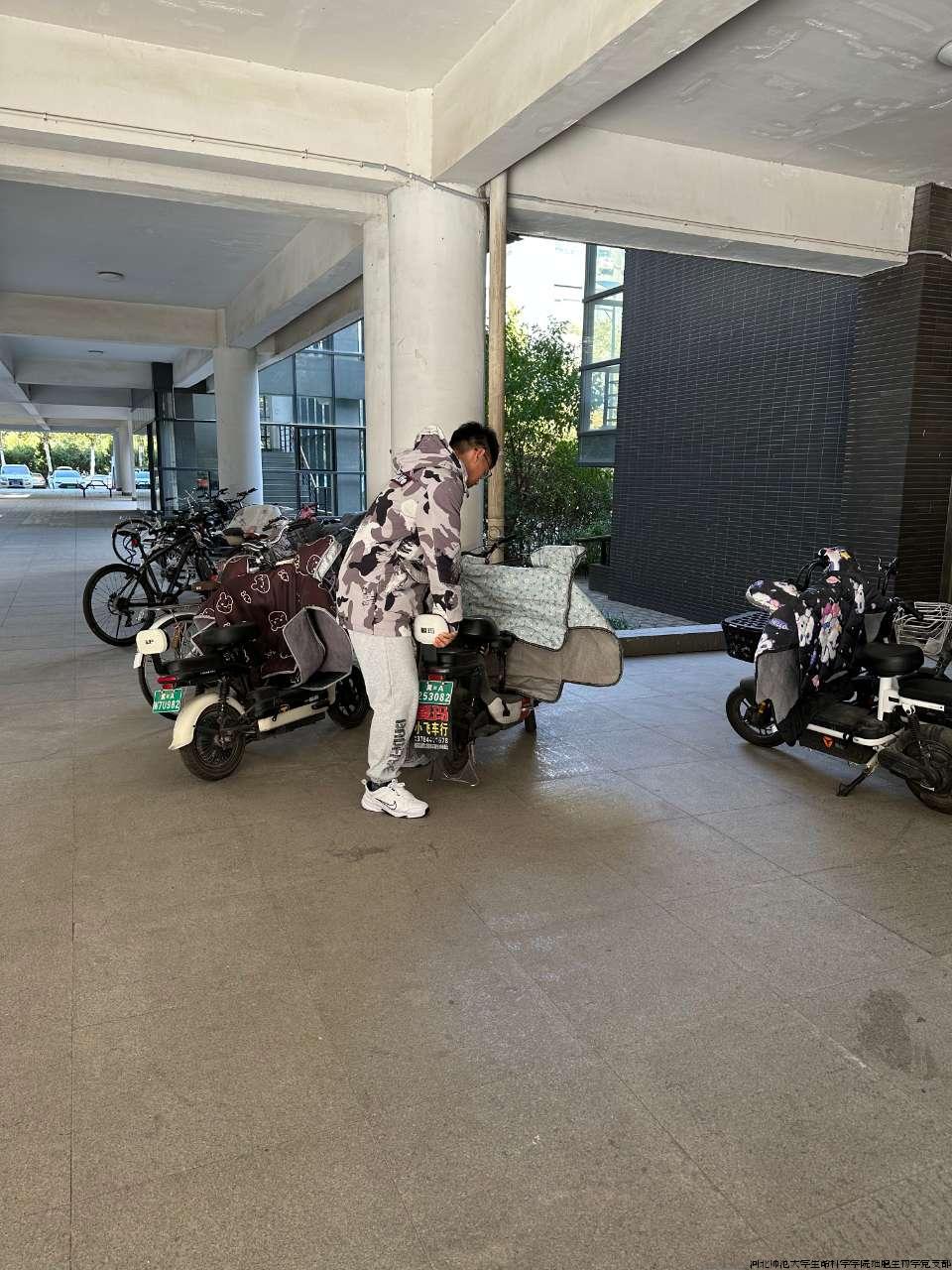 摆放自行车和电动车