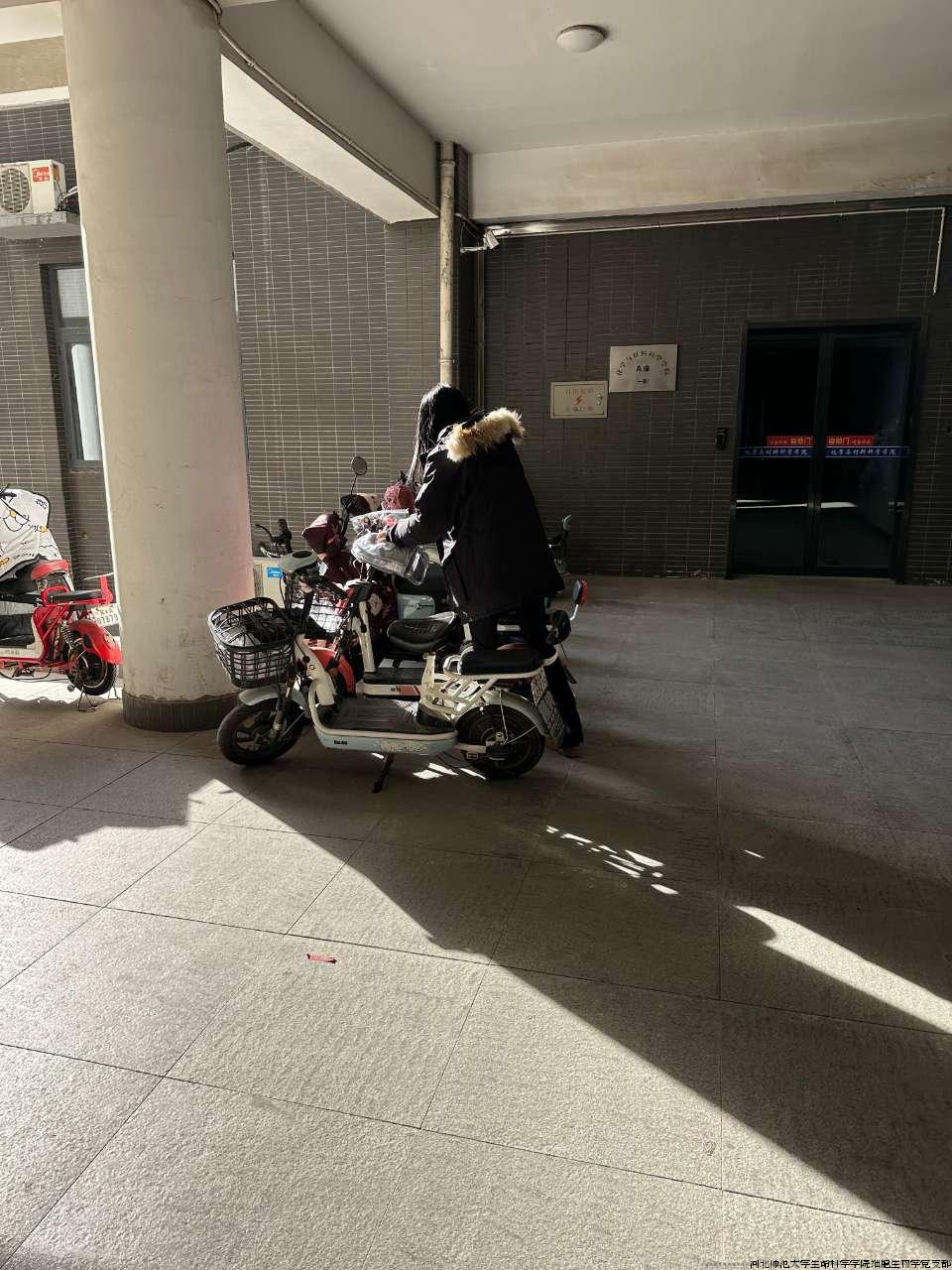 摆放自行车和电动车