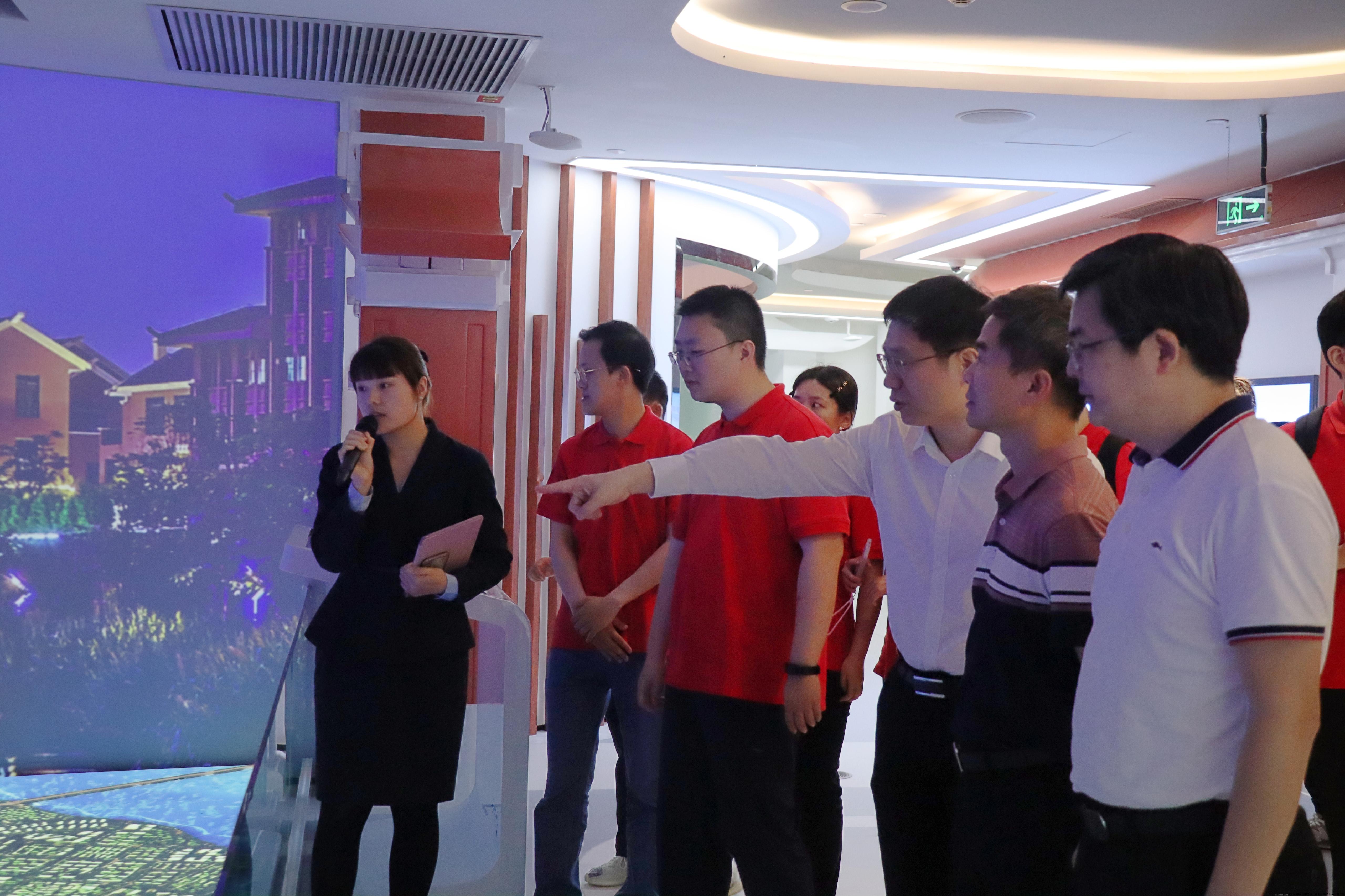 图10 区长带领大家参观.jpg