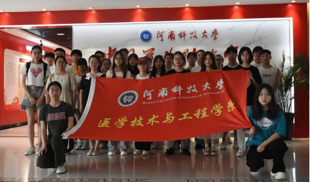参观“中国道路”体验中心.png