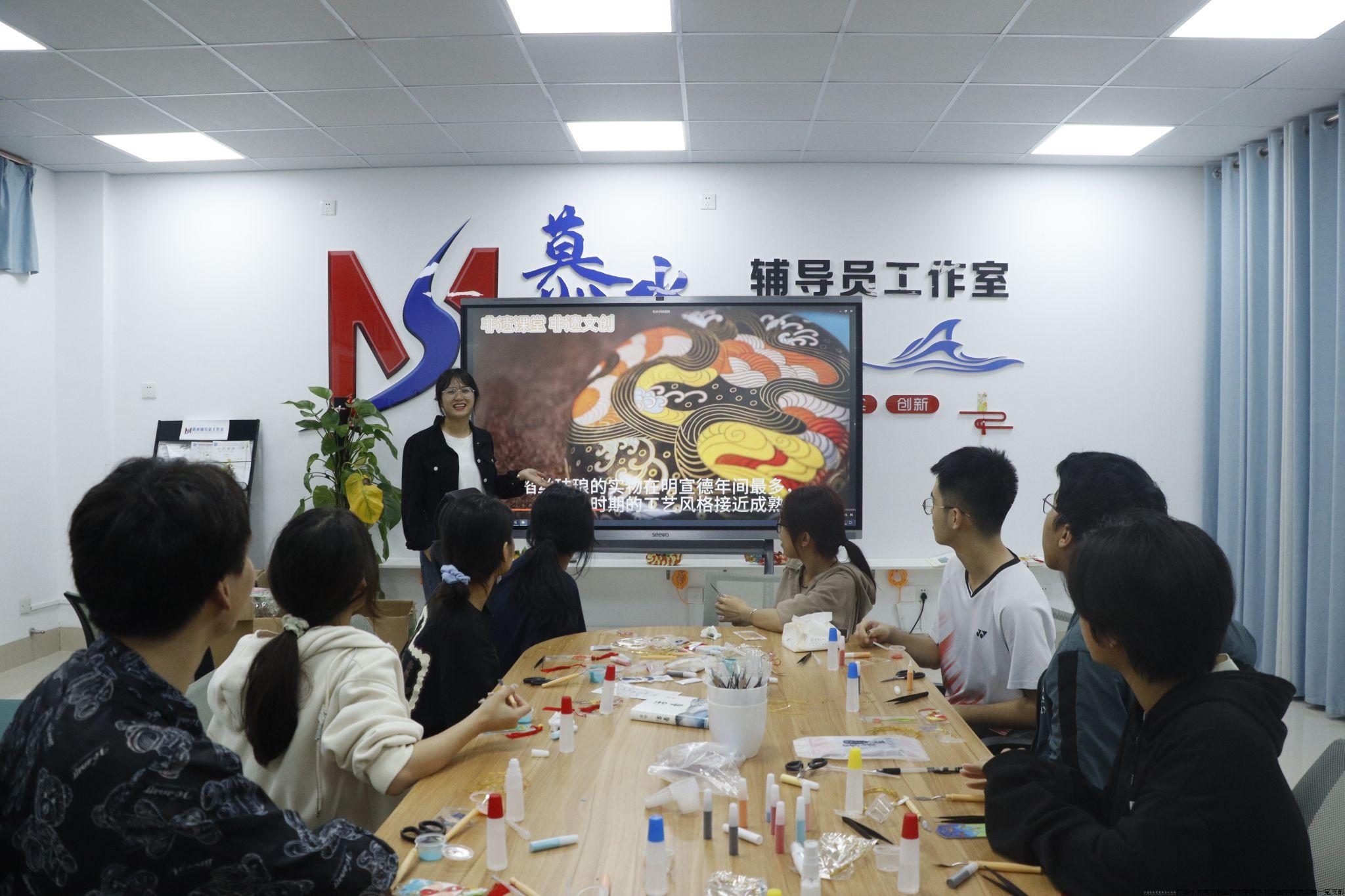 3.同学们学习掐丝珐琅工艺的历史.jpg 3.同学们学习掐丝珐琅工艺的历史.jpg