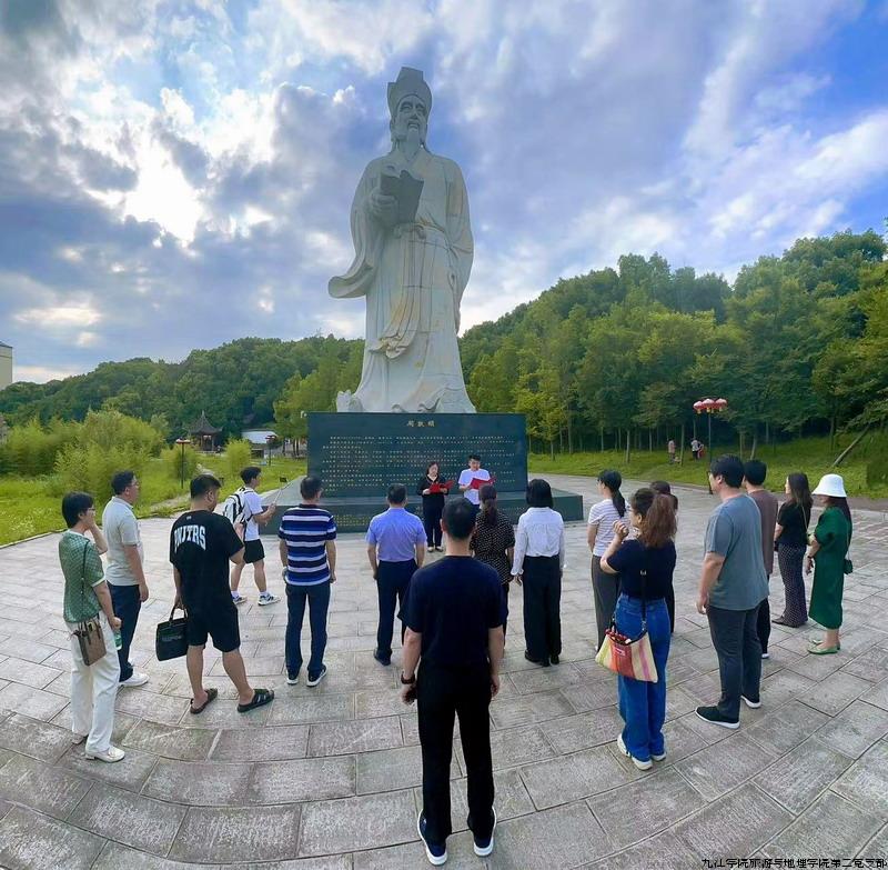 诵读1.jpg 诵读1.jpg