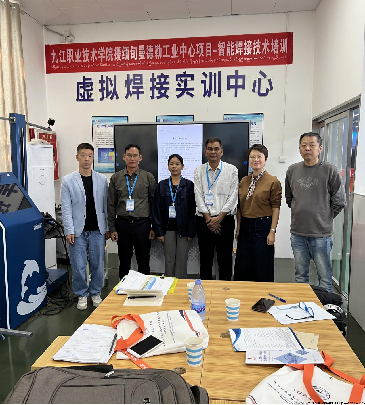 图片1专业老师与缅甸学员合照.png