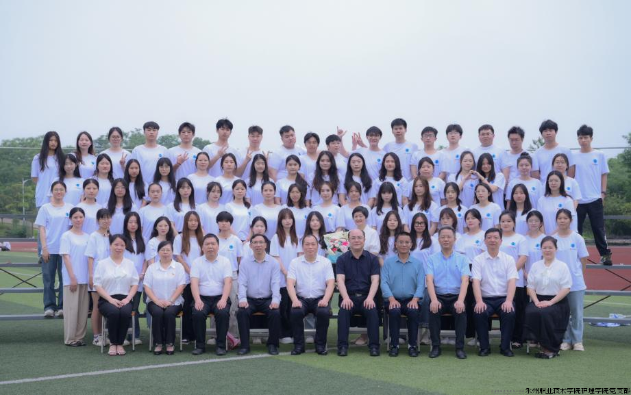 一张相片-毕业合影.png 一张相片-毕业合影.png