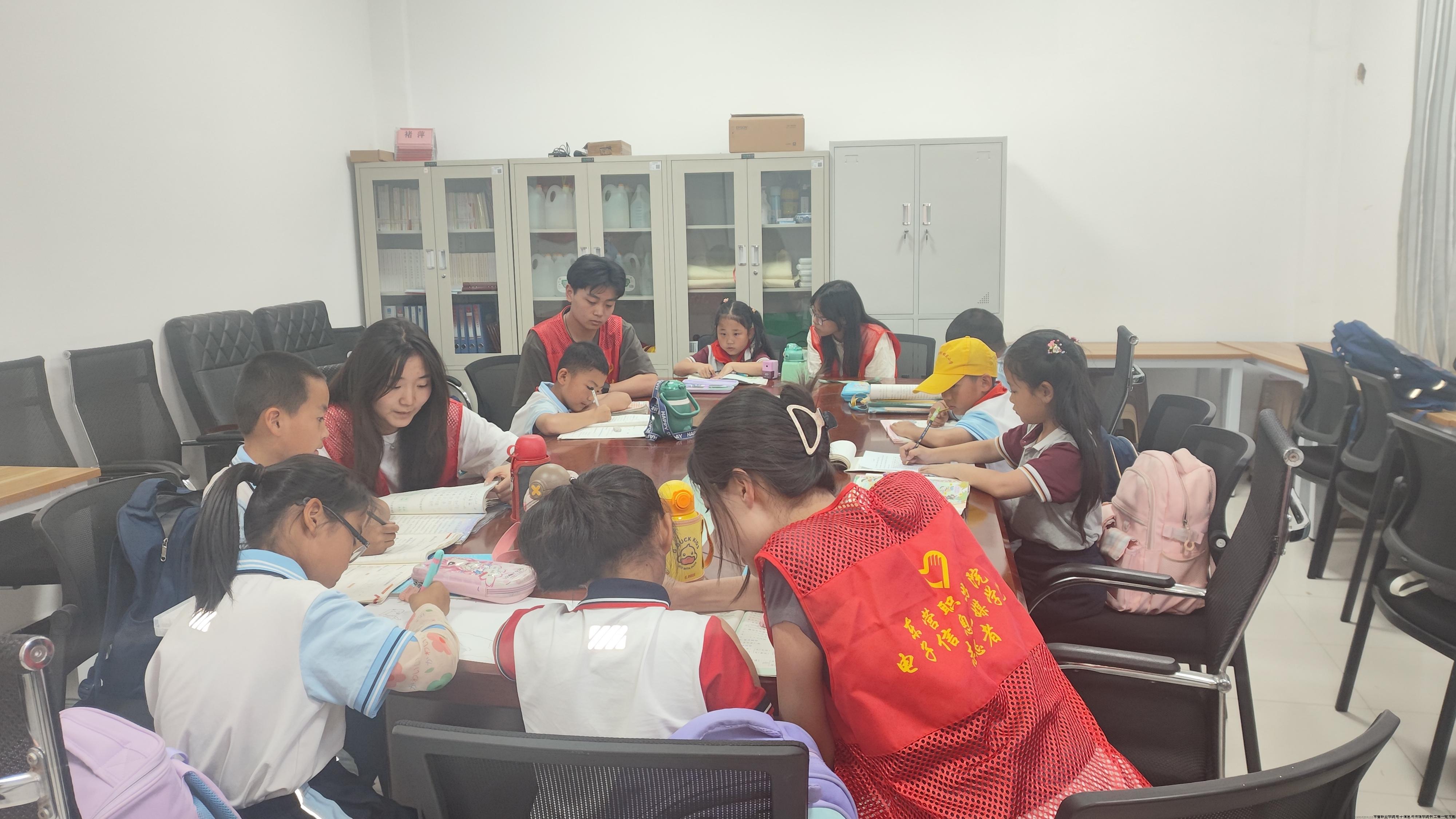 志愿服务结对项目“放学来吧”课堂开课2.jpg 志愿服务结对项目“放学来吧”课堂开课2.jpg