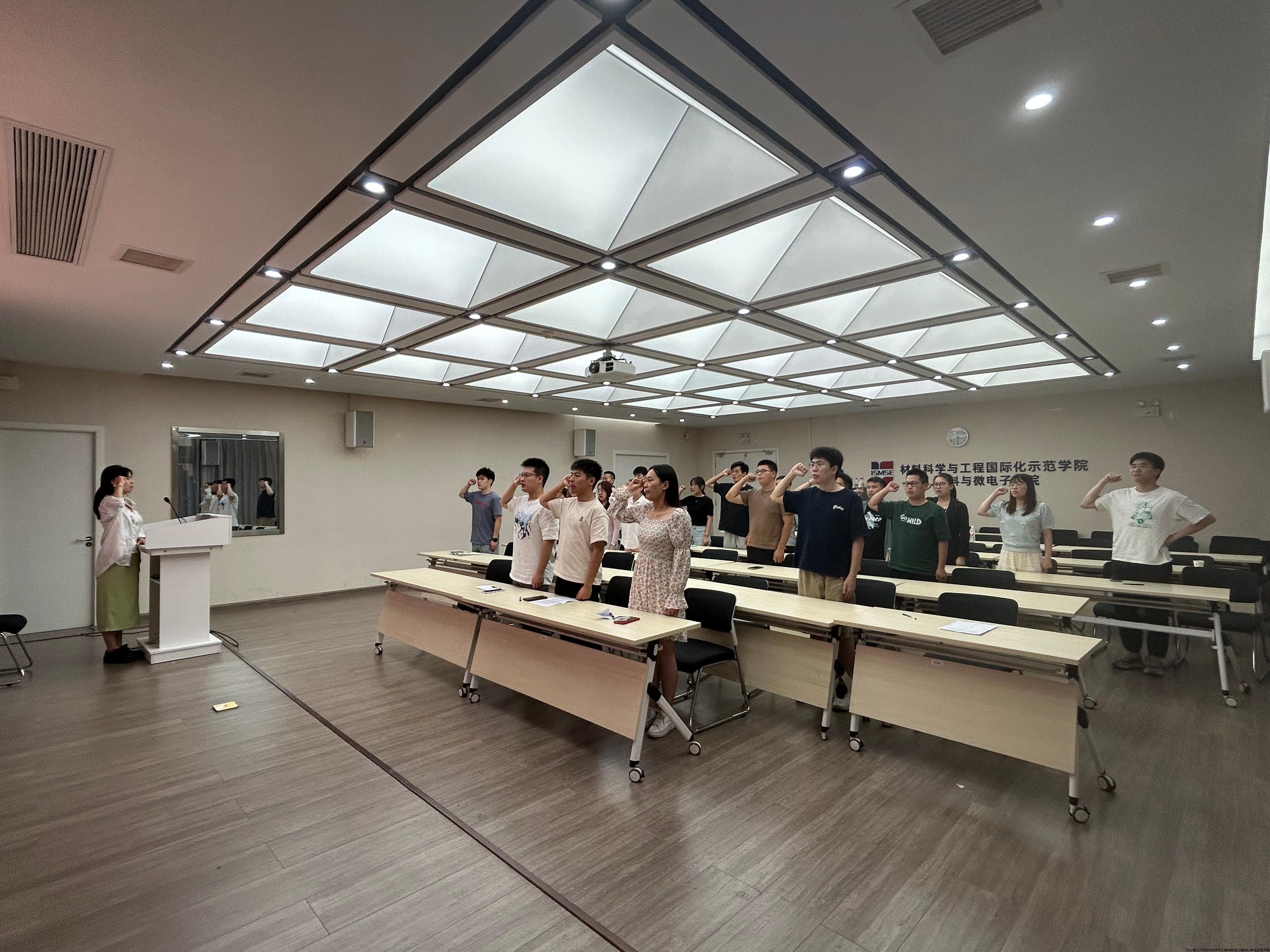 图2 入党宣誓.JPG 图2 入党宣誓.JPG