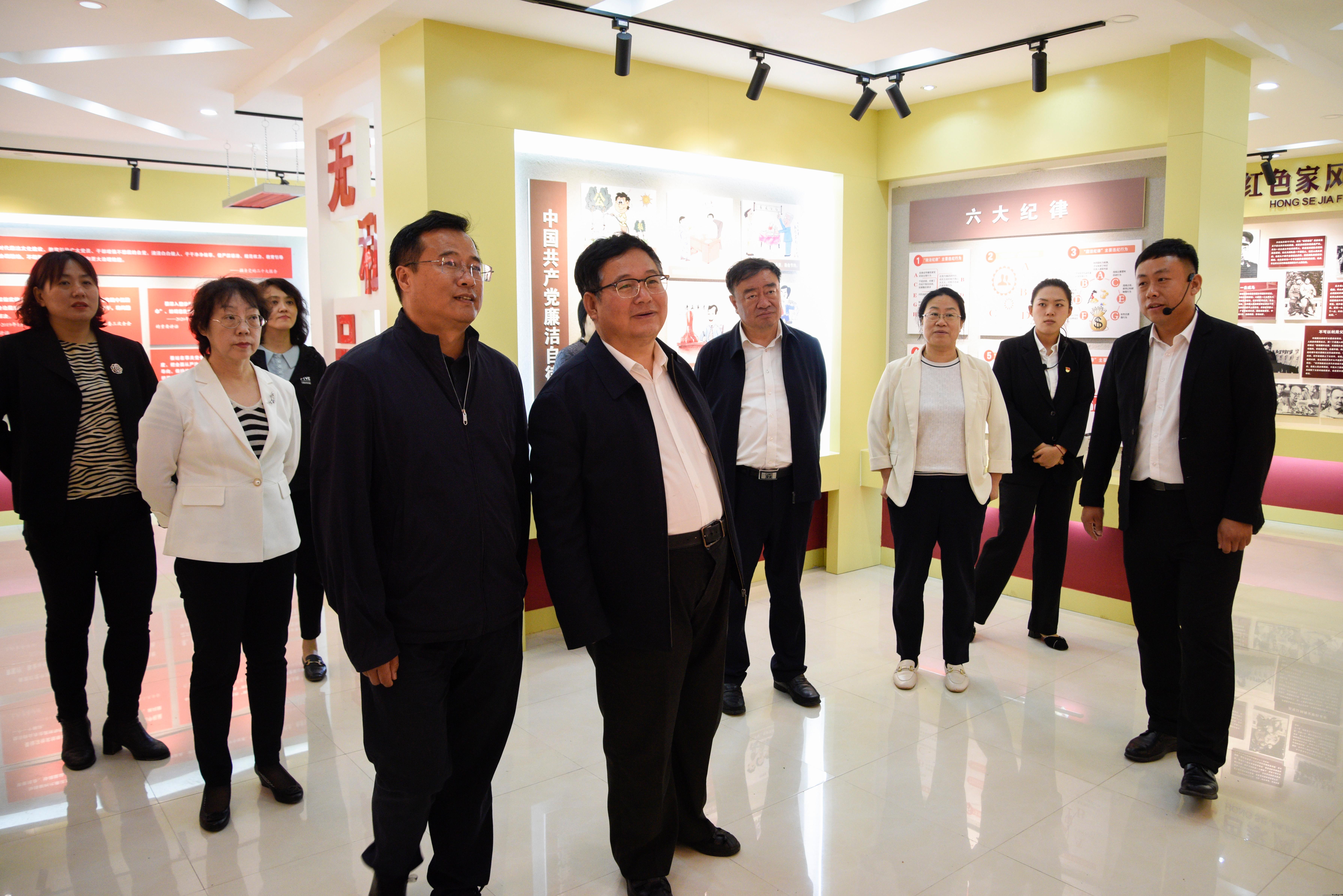 参观农村党风廉政教育基地.jpg