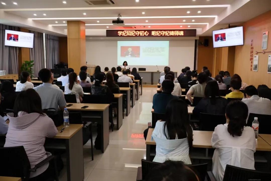 听取专题讲座.jpg 听取专题讲座.jpg