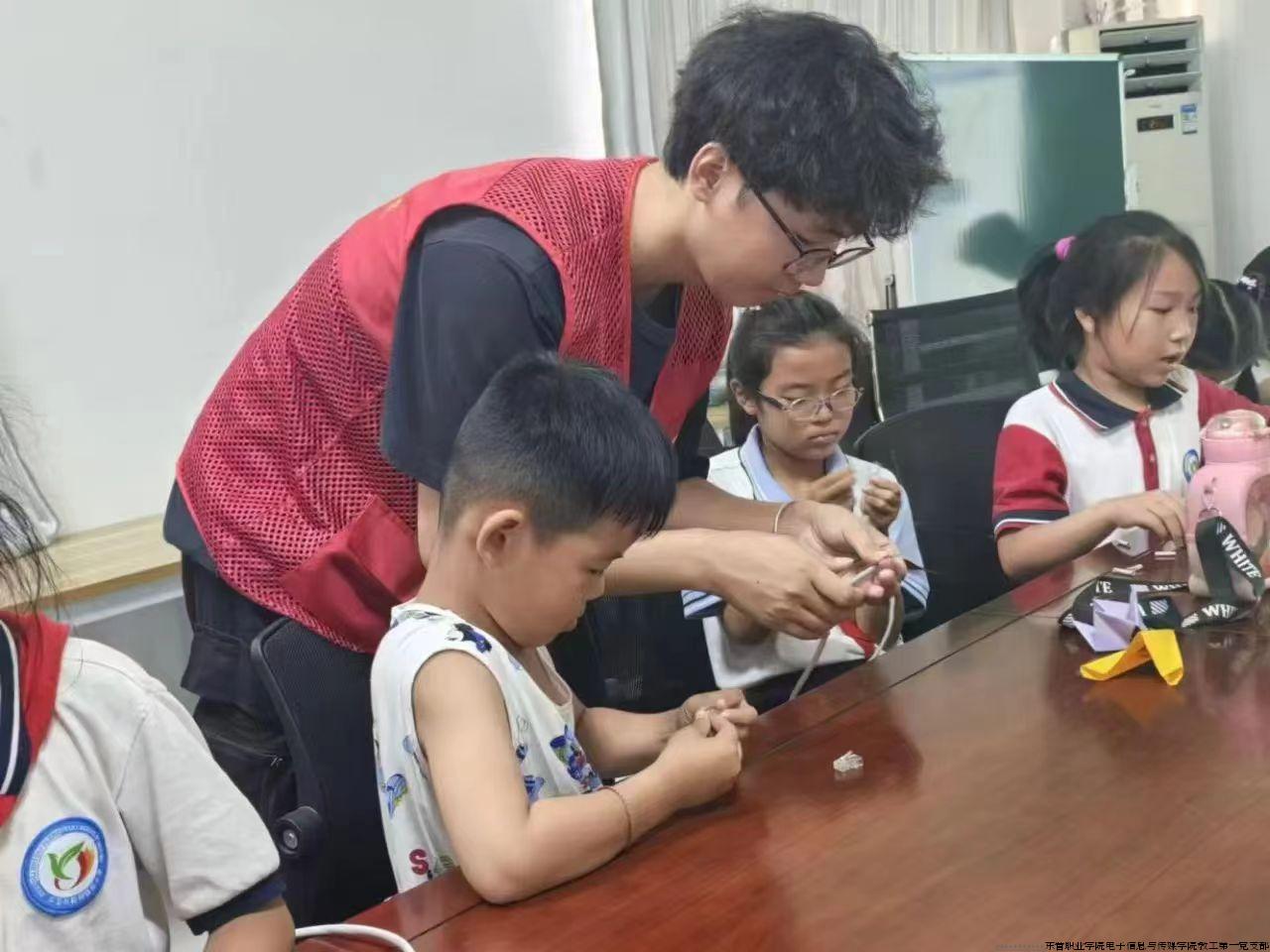 电子信息与传媒学院 开展“少儿网络技术科普”社会实践活动2.jpg 电子信息与传媒学院 开展“少儿网络技术科普”社会实践活动2.jpg