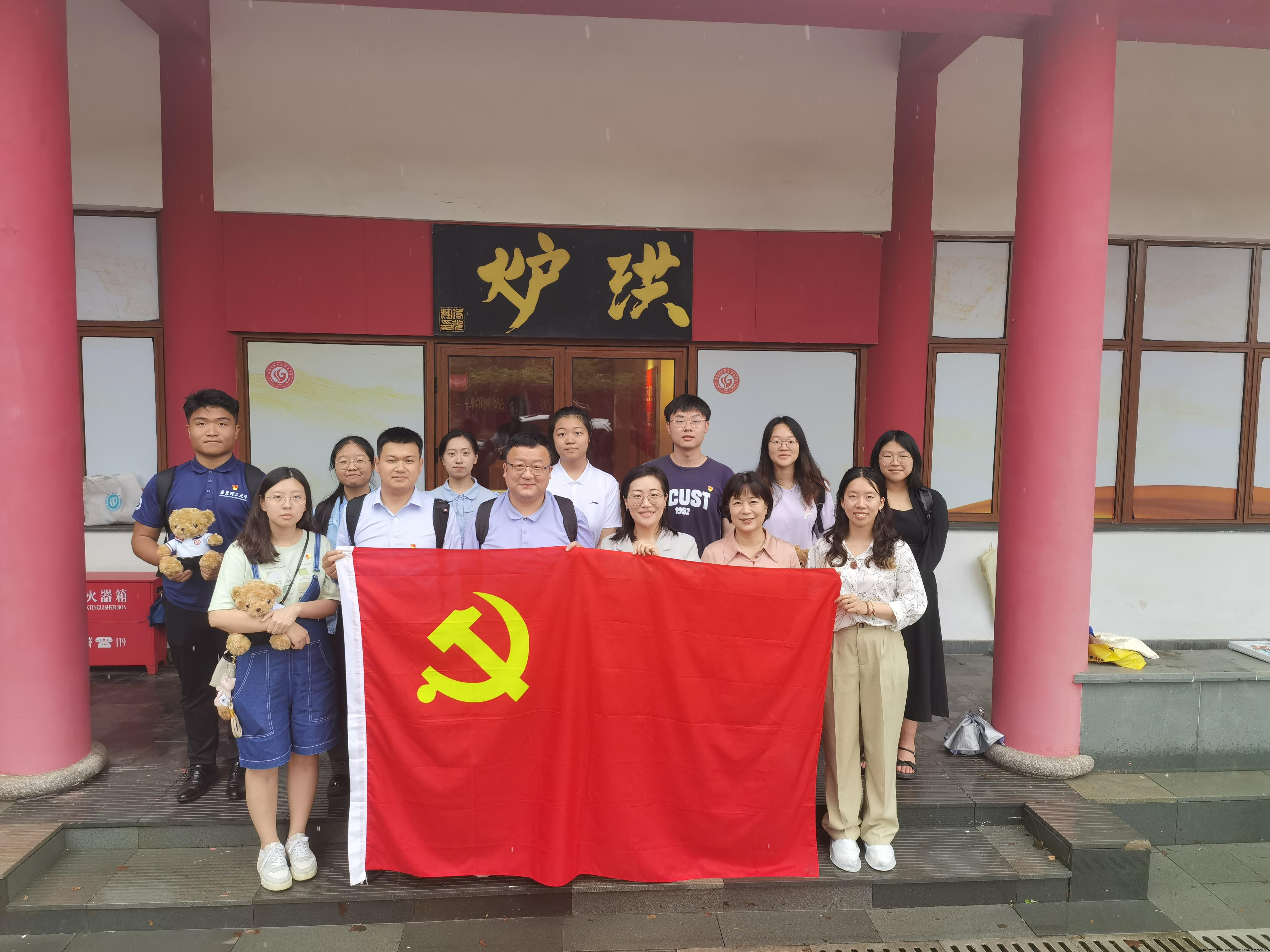 4-参观-合影.jpg