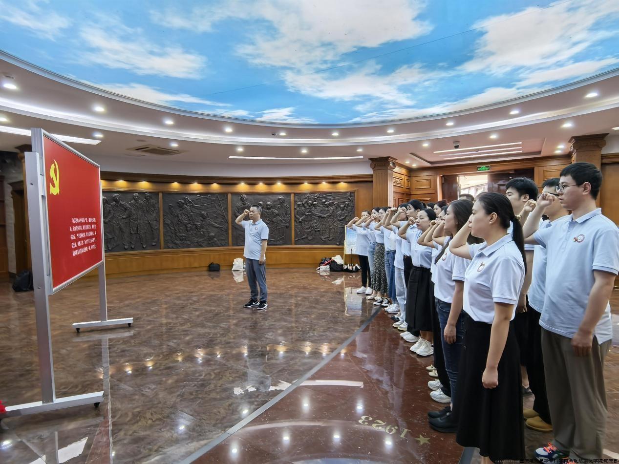 教师在党史纪念馆重温入党誓词.jpg