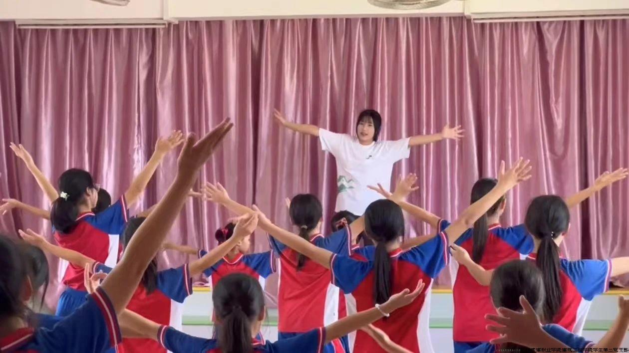 学生党员支教.jpg