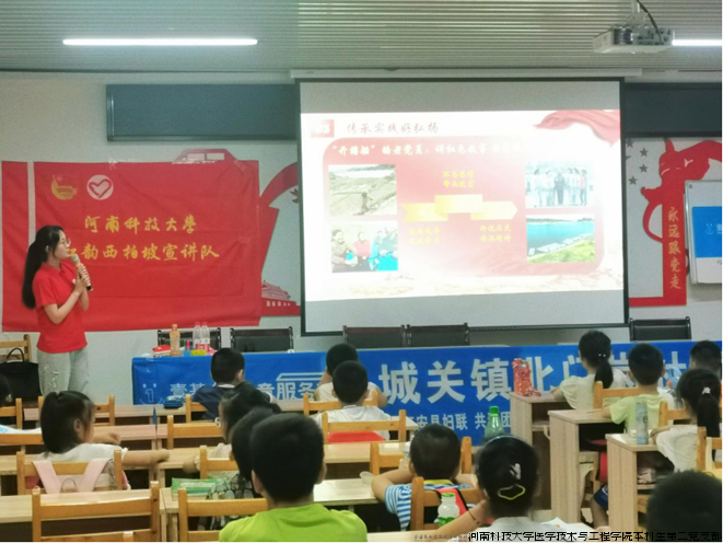 宣讲队成员在湖北省黄冈市红安县北门岗社区进行宣讲.png 宣讲队成员在湖北省黄冈市红安县北门岗社区进行宣讲.png