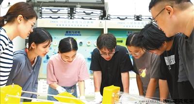 闽江学院学生在福建省新型功能性纺织纤维及材料重点实验室跟随指导教师做实验。.jpg 闽江学院学生在福建省新型功能性纺织纤维及材料重点实验室跟随指导教师做实验。.jpg