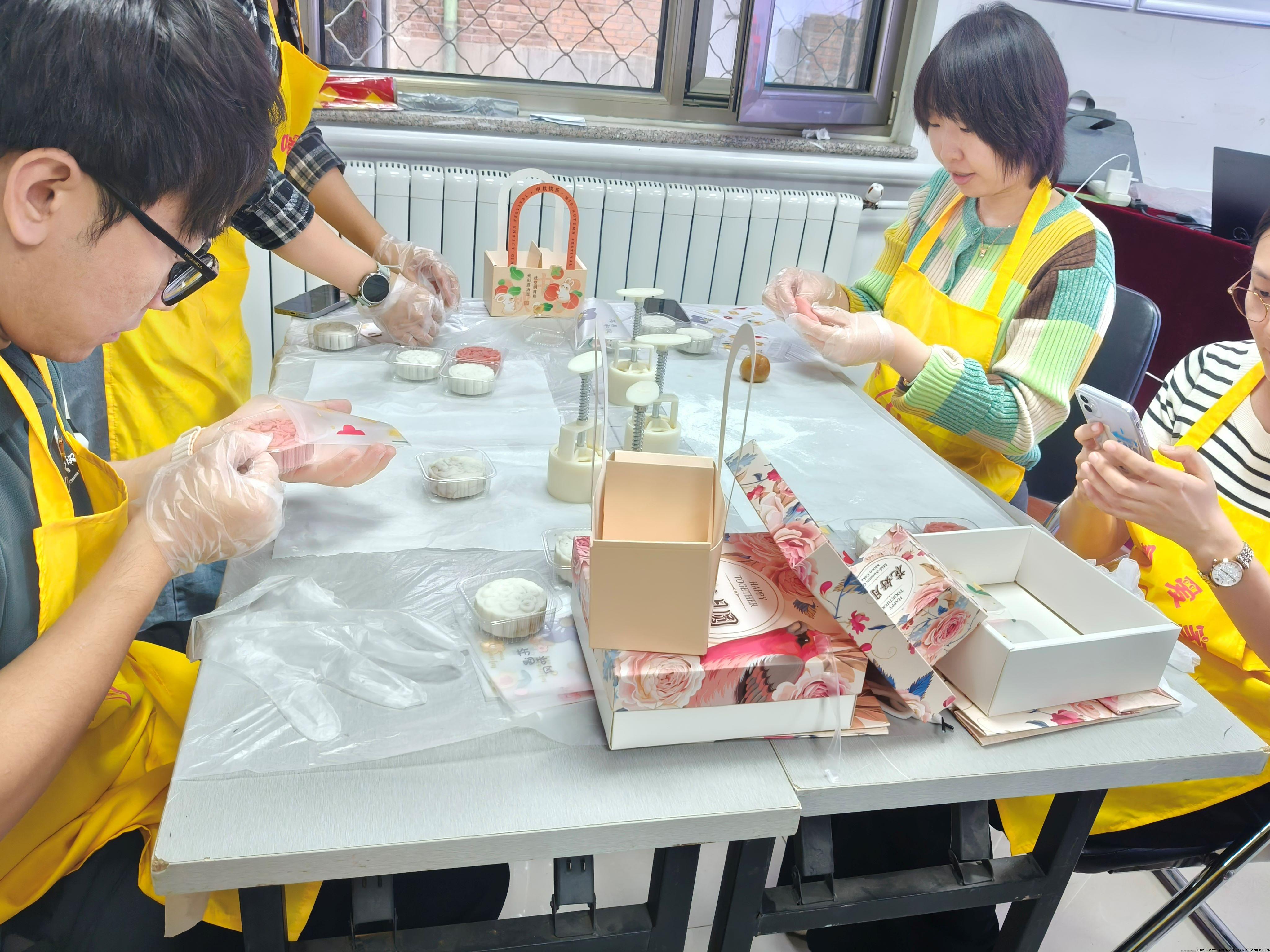 认真制作月饼.jpg