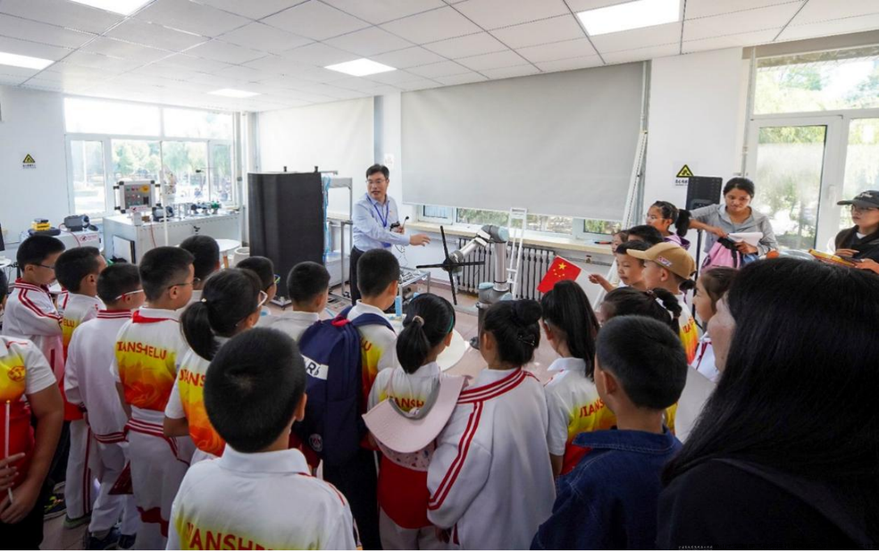 姚建涛教授为小学生介绍3D成像仪、柔性机器人.png 姚建涛教授为小学生介绍3D成像仪、柔性机器人.png