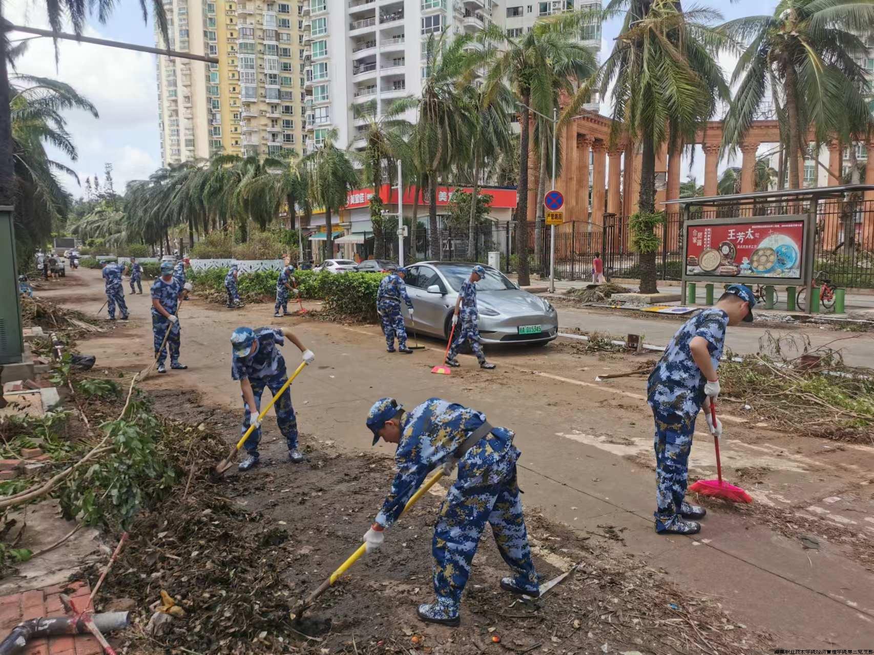 经管学院志愿者们在清扫金牛岭北门街道.jpg