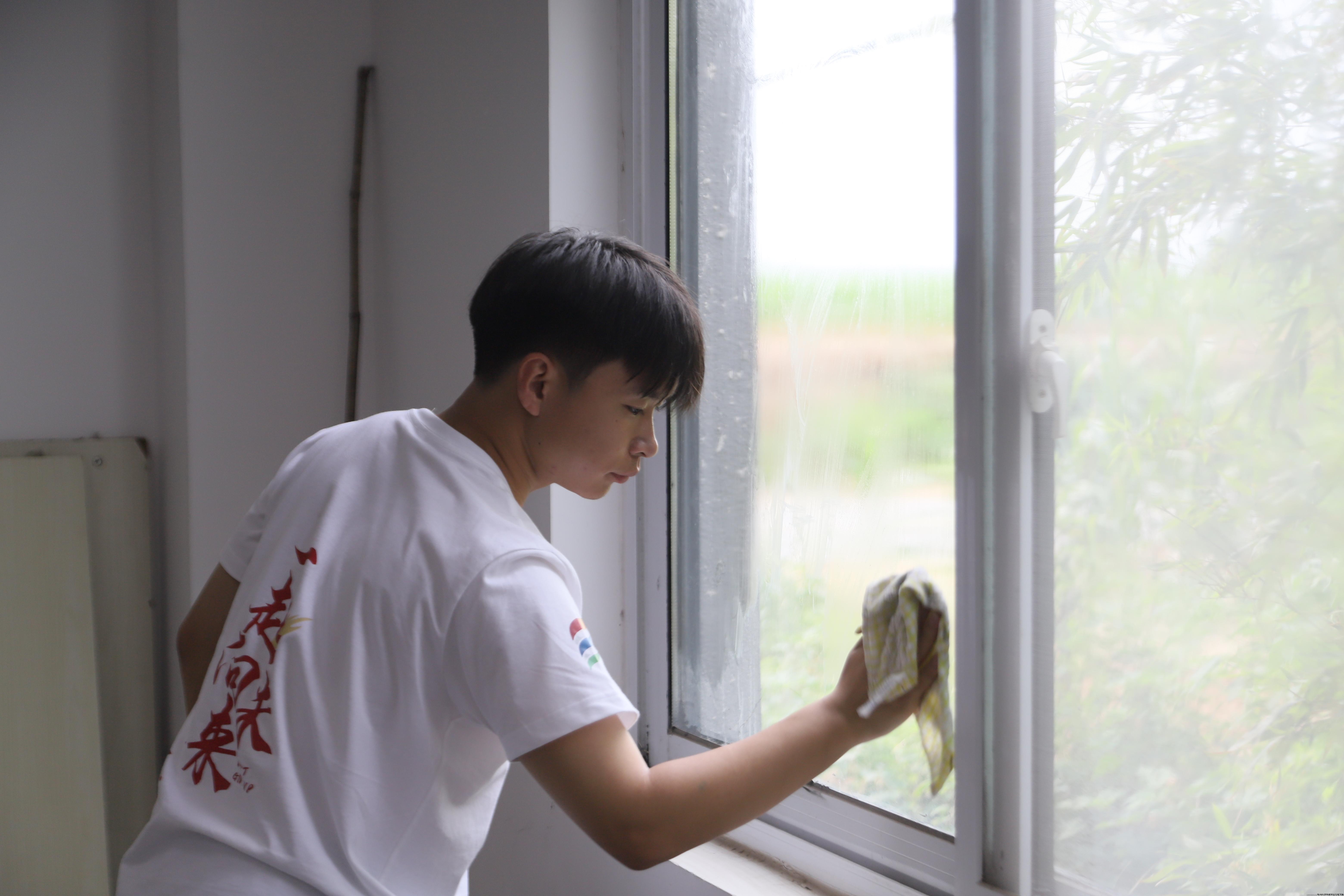 志愿者在实践基地打扫卫生