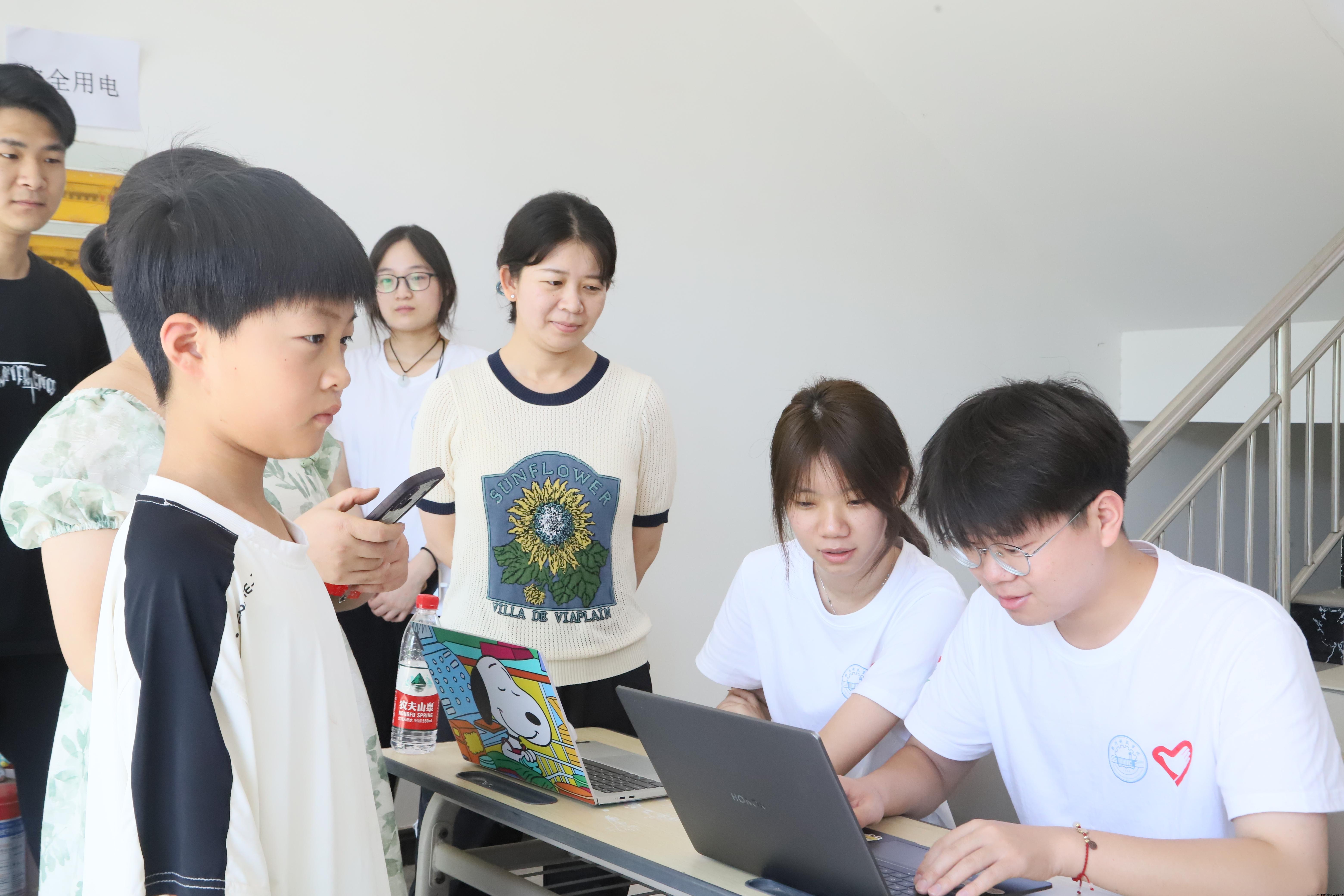 迎接家长和小朋友报名