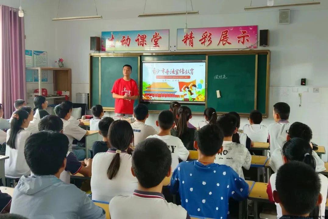 小朋友们在认真上课